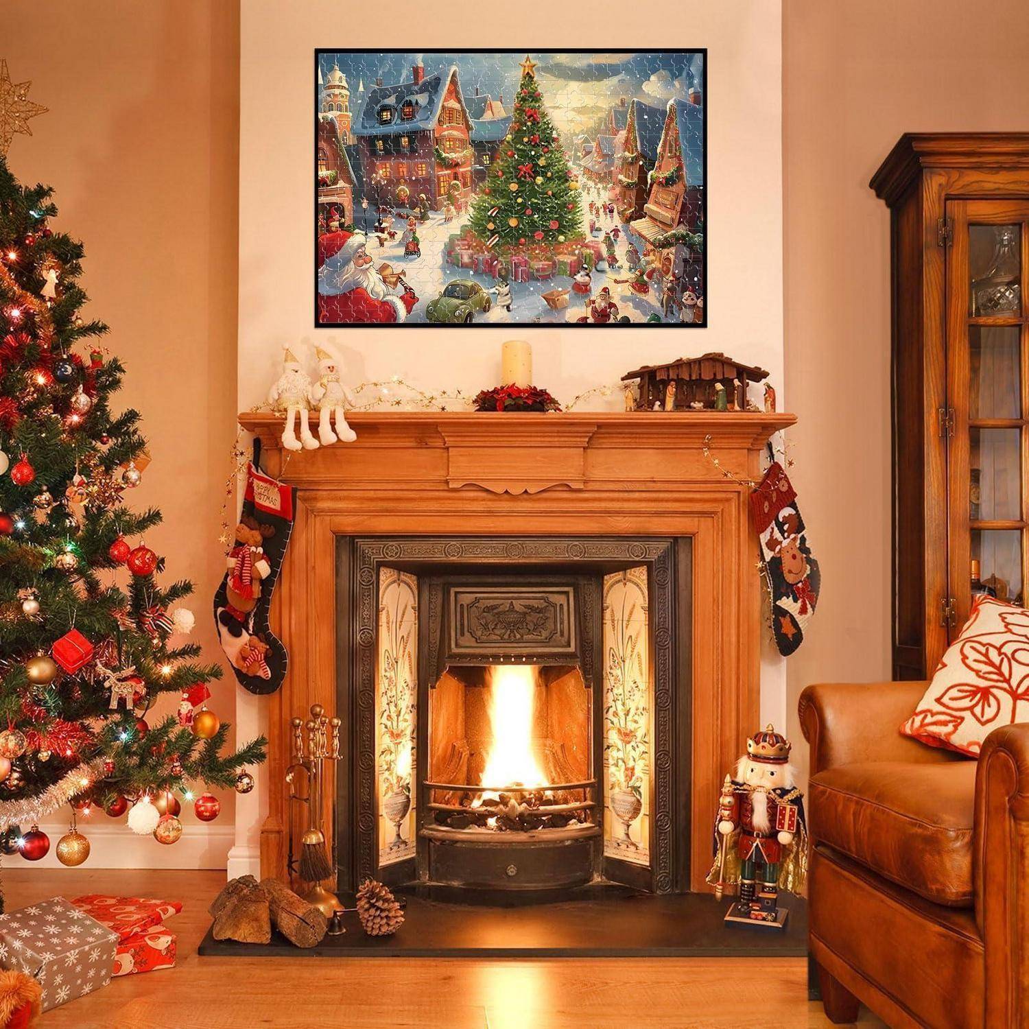 Gemütliches Weihnachtswohnzimmer mit dekoriertem Baum, brennendem Kamin, Strümpfen, Geschenken und einem festlichen Weihnachtsgemälde über dem Kaminsims.
