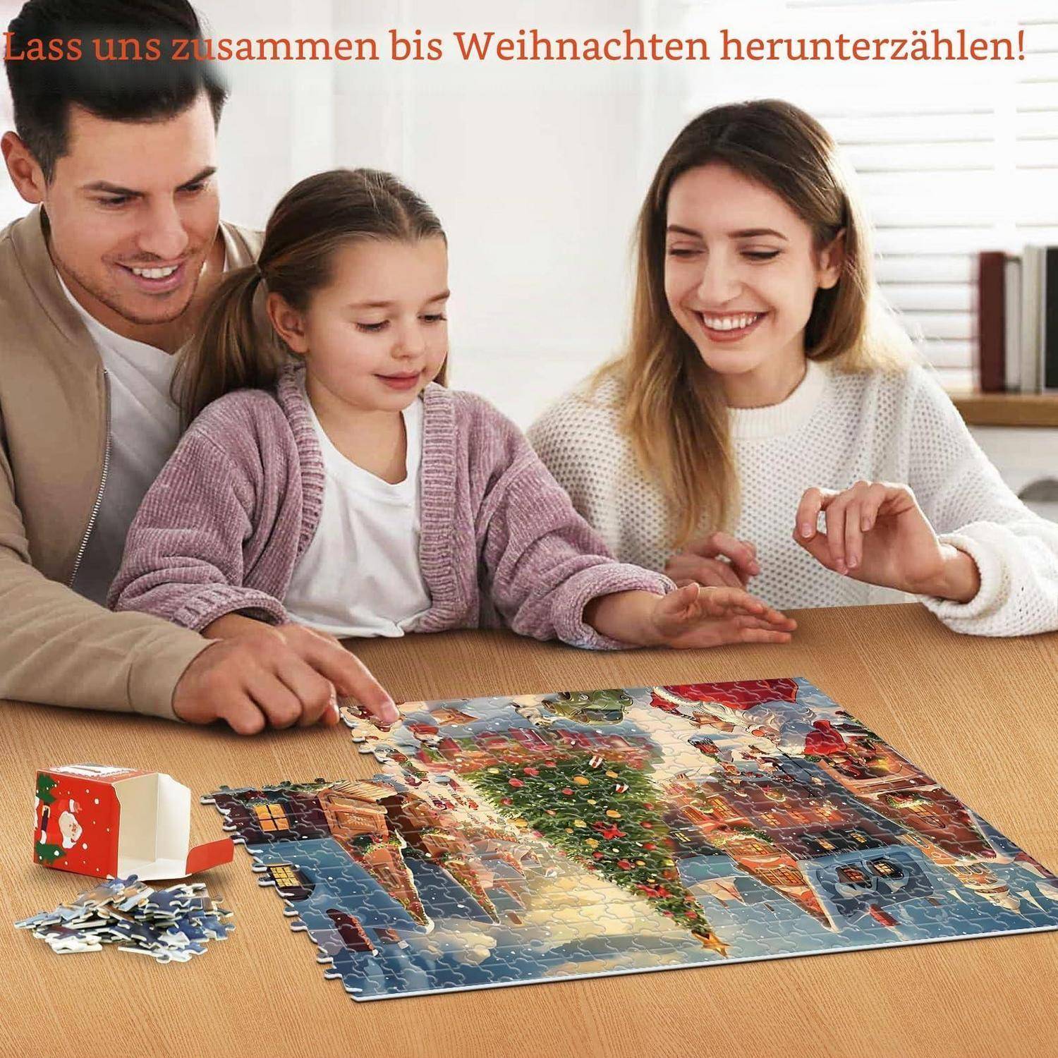 Familie setzt ein Weihnachtspuzzle an einem Tisch zusammen, mit dem Text „Lass uns zusammen bis Weihnachten herunterzählen!" oben.