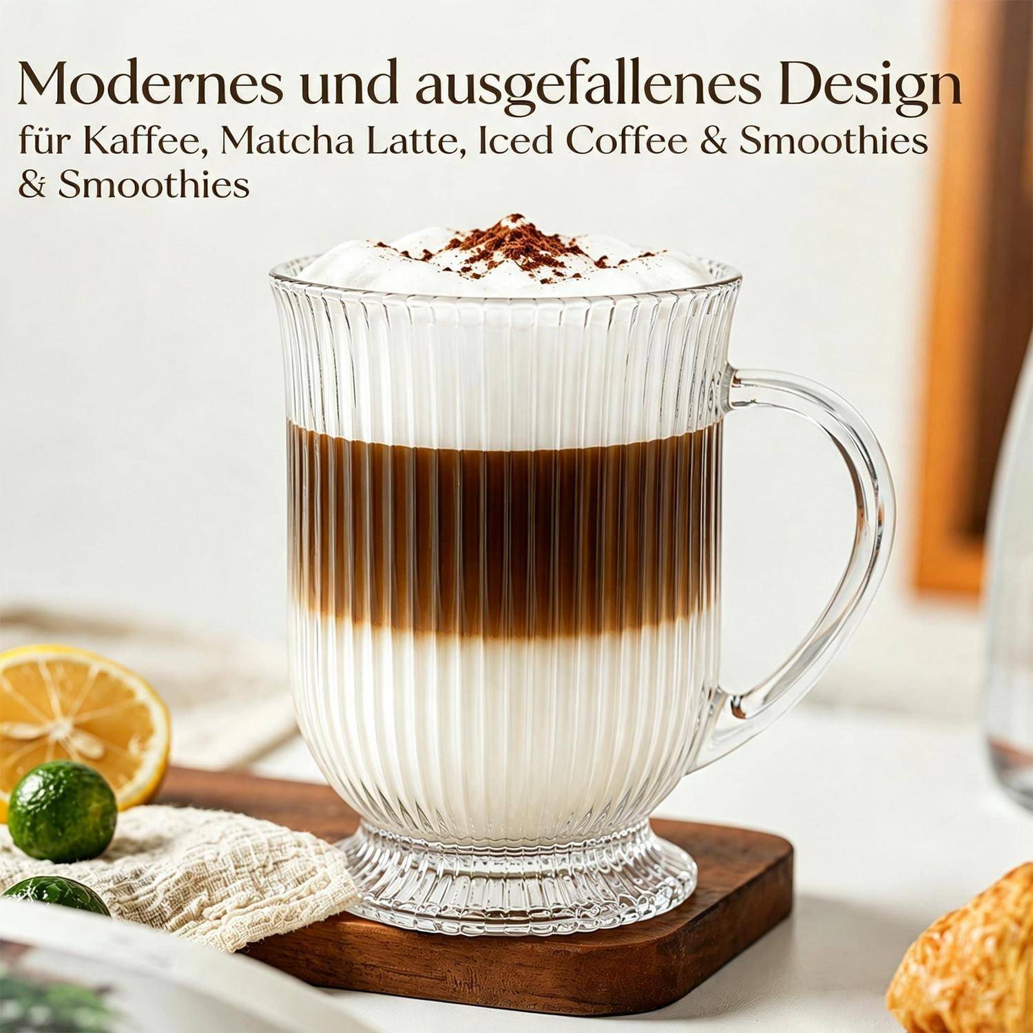 Glastasse mit geschichtetem Kaffee, Schaum und Kakaotoppingauf einem Holztablett, mit deutschem Text, der modernes Design für Kaffee, Matcha Latte, Eiskaffee und Smoothies bewirbt.