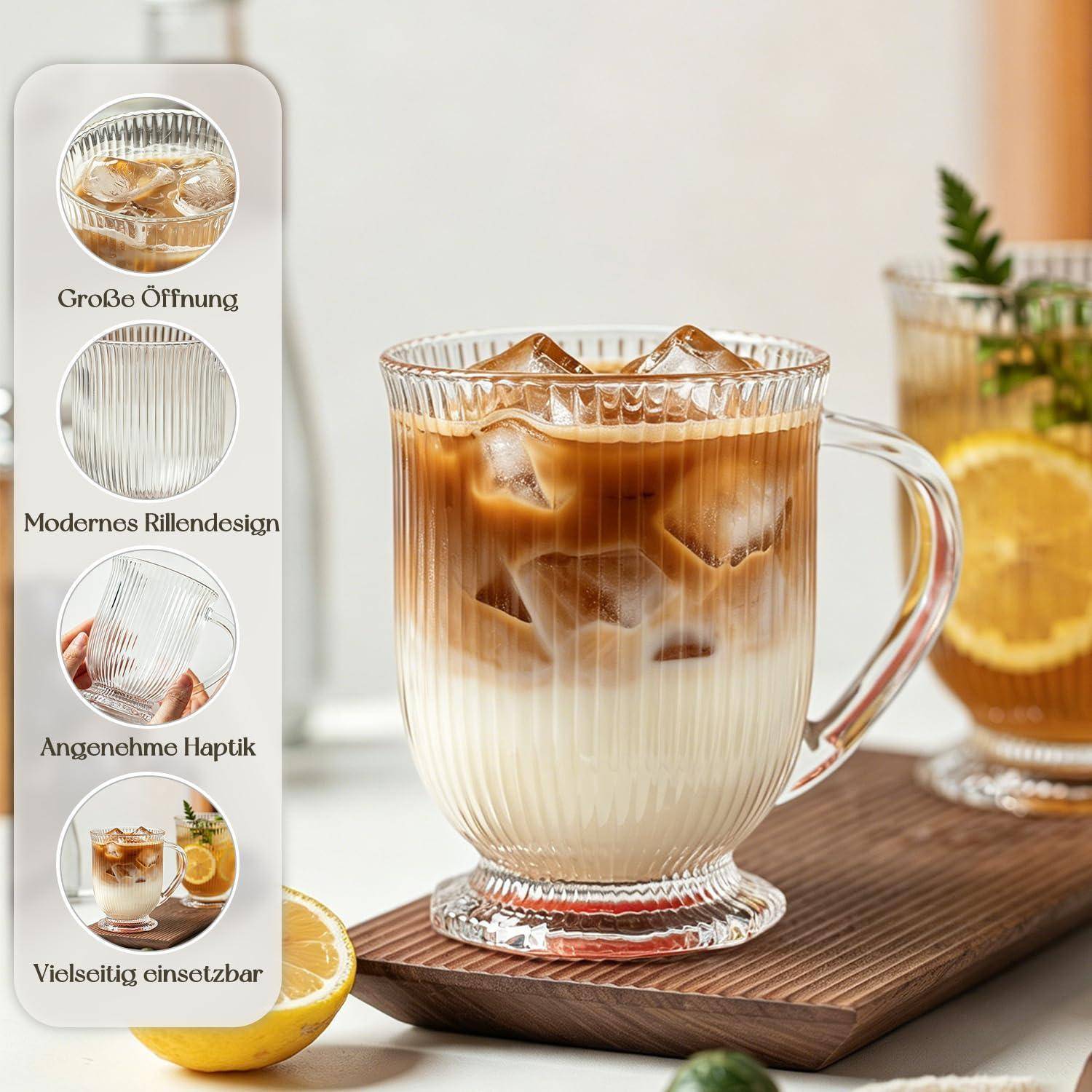 Glaskrug mit Rippen und Griff, der geschichteten Eiskaffee oder Latte auf einem Holztablett mit Zitronenscheiben hält; Seitenpanel zeigt große Öffnung, modernes Rippenmuster, angenehmes Gefühl, vielseitige Verwendung.