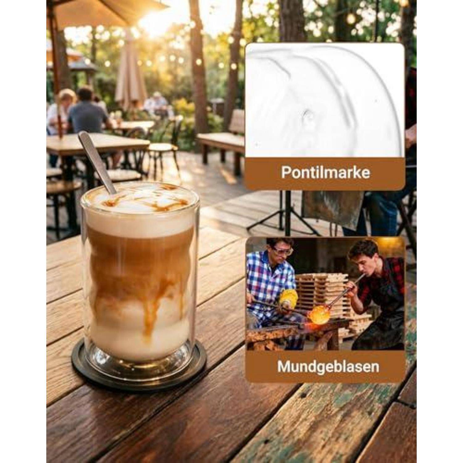 Eiskaffee auf einem Tisch mit zwei Etiketten, die Tassenherste wergleichen: 'Pontilmarke' und 'Mundgeblasen', zusammen mit einer Glaspustszene.