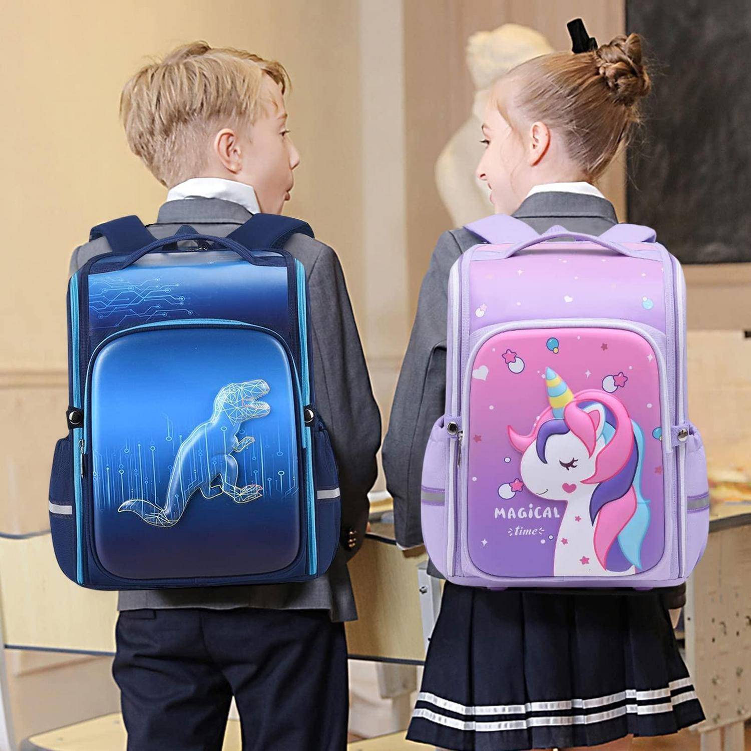 Zwei Schulkinder, von hinten gesehen, mit Rucksäcken: Ein Junge trägt einen blauen Dinosaurier-Rucksack und ein Mädchen trägt einen violetten Einhorn-Rucksack.