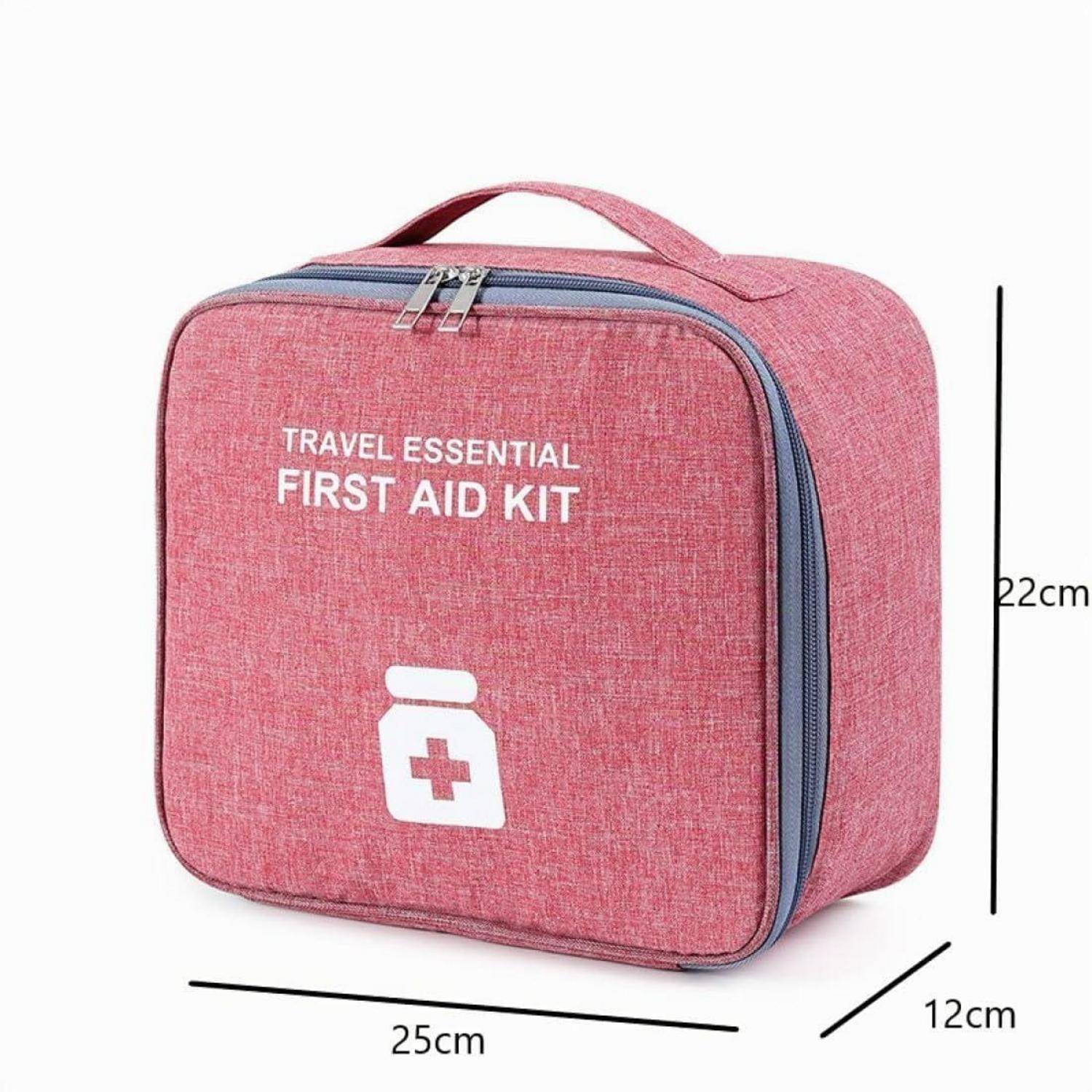 Rosa Reise-Erste-Hilfe-Tasche mit Griff und Reißverschluss, beschriftet mit „FIRST AID KIT"; Abmessungen angegeben als 25 cm breit, 22 cm hoch und 12 cm tief.