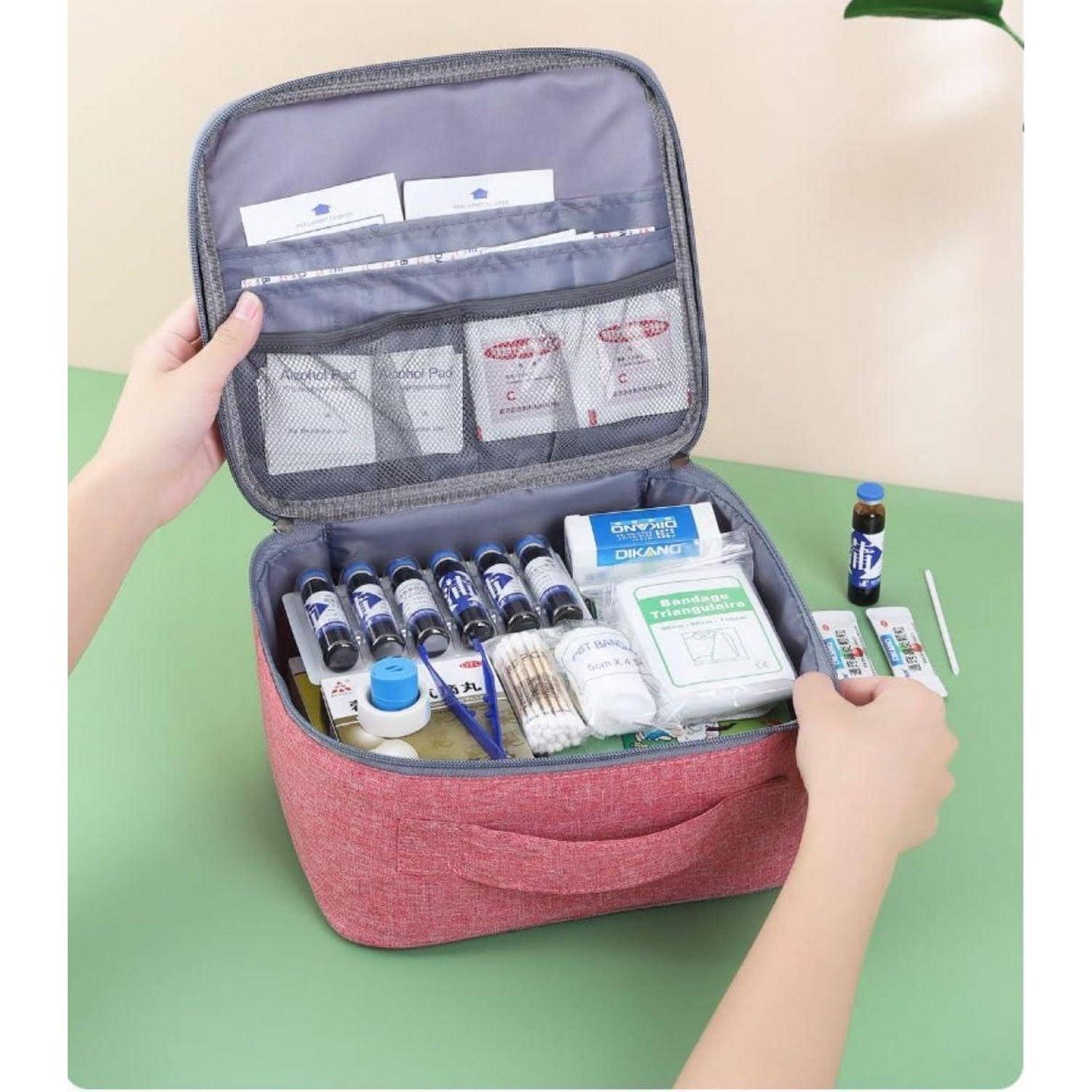 Offenes Erste-Hilfe-Set mit organisierten Vorräten und Medikamentenfläschchen, einschließlich Gaze, Tupfer, Verbandsmaterial und Päckchen in einem Reißverschlussbeutel.