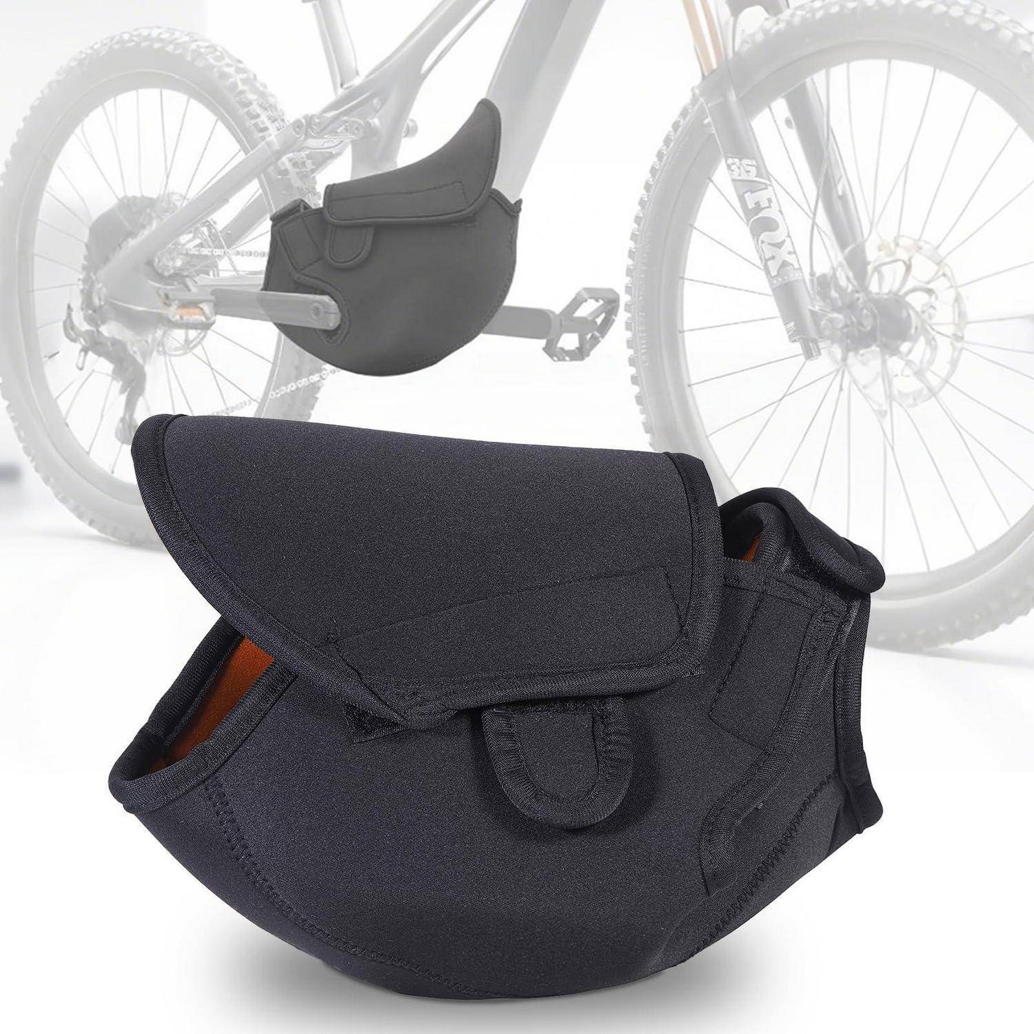 Schwarze gepolsterte Fahrradsattelüberzug oder Satteltasche auf einem Fahrrad gezeigt, mit einer Nahaufnahme des Produkts vorne und einer kleineren montierten Ansicht im Hintergrund.