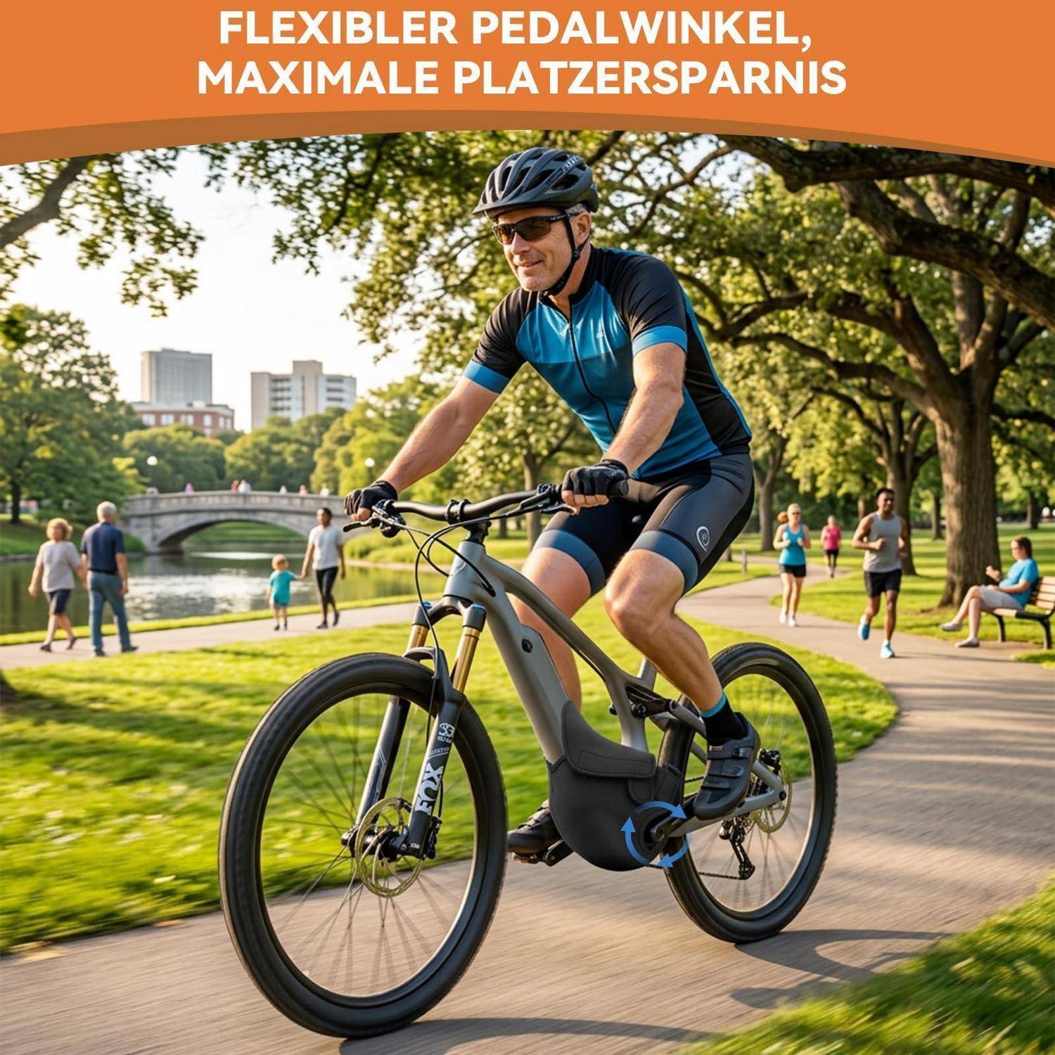 Radfahrer auf einem modernen E-Bike in einem Park, mit deutschem Text „FLEXIBLER PEDALWINKEL, MAXIMALE PLATZERSPARNIS" im Anzeigenbereich zur Bewerbung von platzsparender Pedalflexibilität.