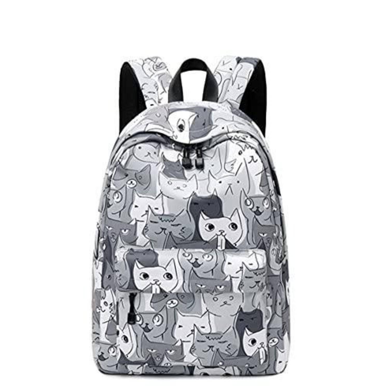Grauer Rucksack mit wiederholtem Cartoon-Katzenmuster, Vorderansicht auf weißem Hintergrund.