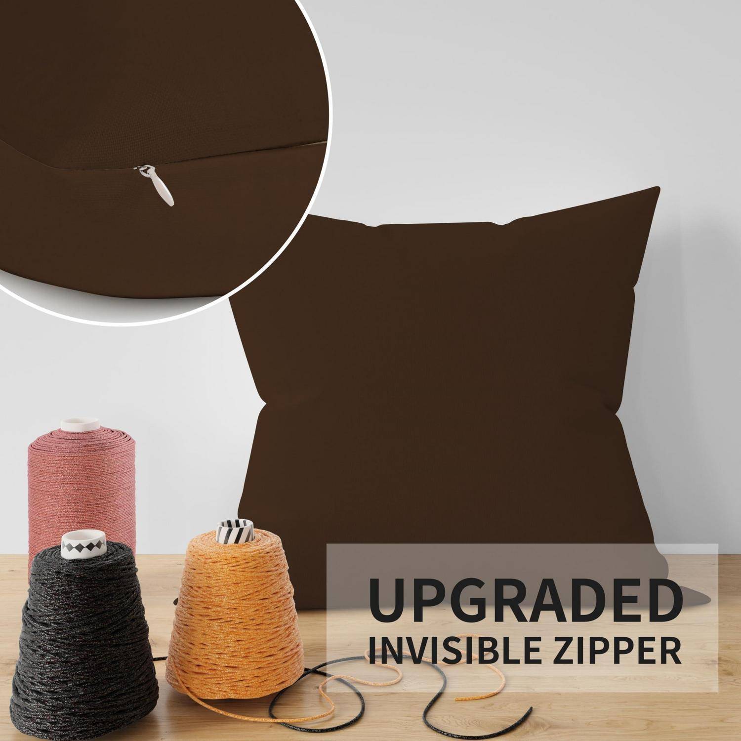 Dunkelbraune Kissenhülle mit unsichtbarem Reißverschluss, gezeigt mit Spulen Nähgarn und dem Text „UPGRADED INVISIBLE ZIPPER".