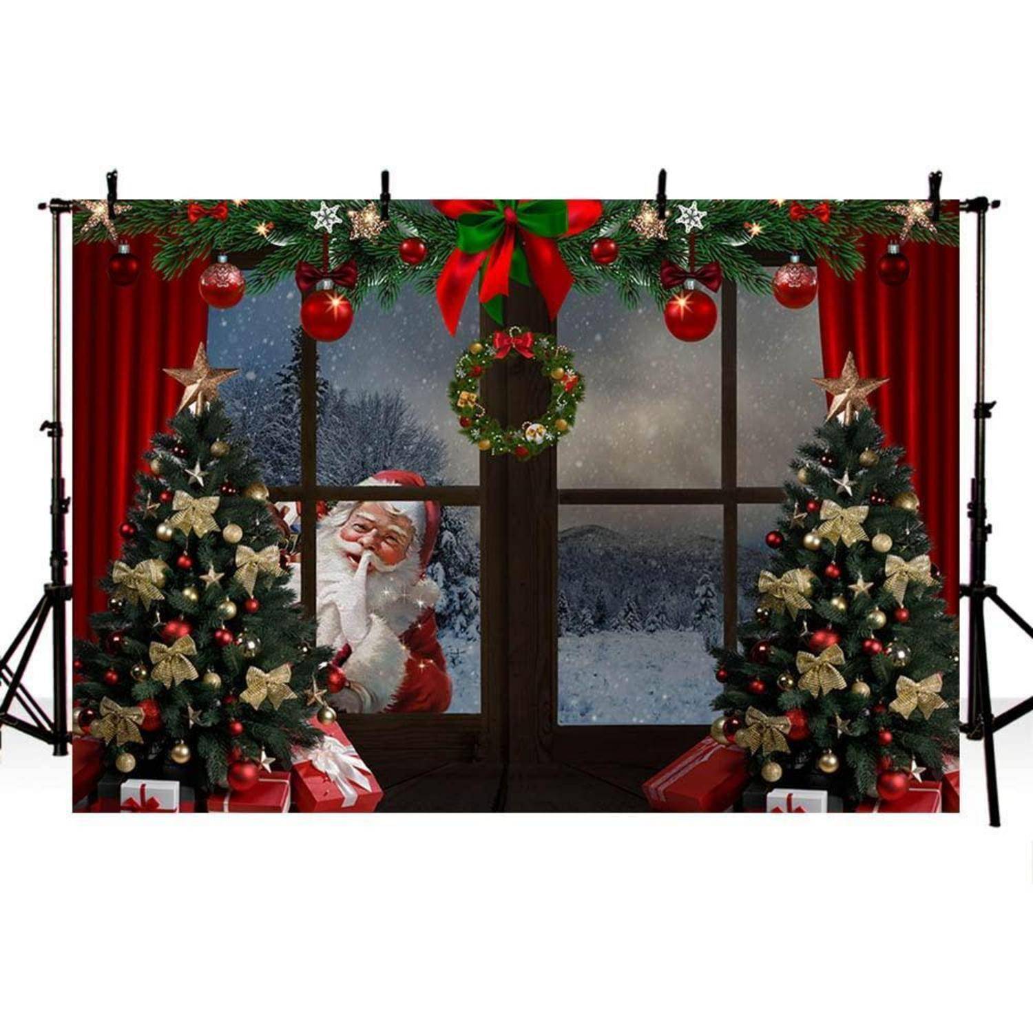 Weihnachtsfoto-Hintergrund mit dem Weihnachtsmann außerhalb eines schneebedeckten Fensters, umrahmt von dekorierten Bäumen, Kranz, Girlande, roten Vorhängen und Geschenken.
