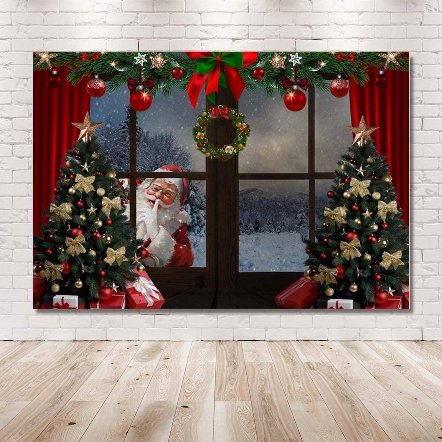 Der Weihnachtsmann späht durch ein schneebedecktes Fenster, das von Weihnachtsbäumen, Girlanden, Christbaumkugeln, Geschenken und roten Vorhängen eingerahmt ist.