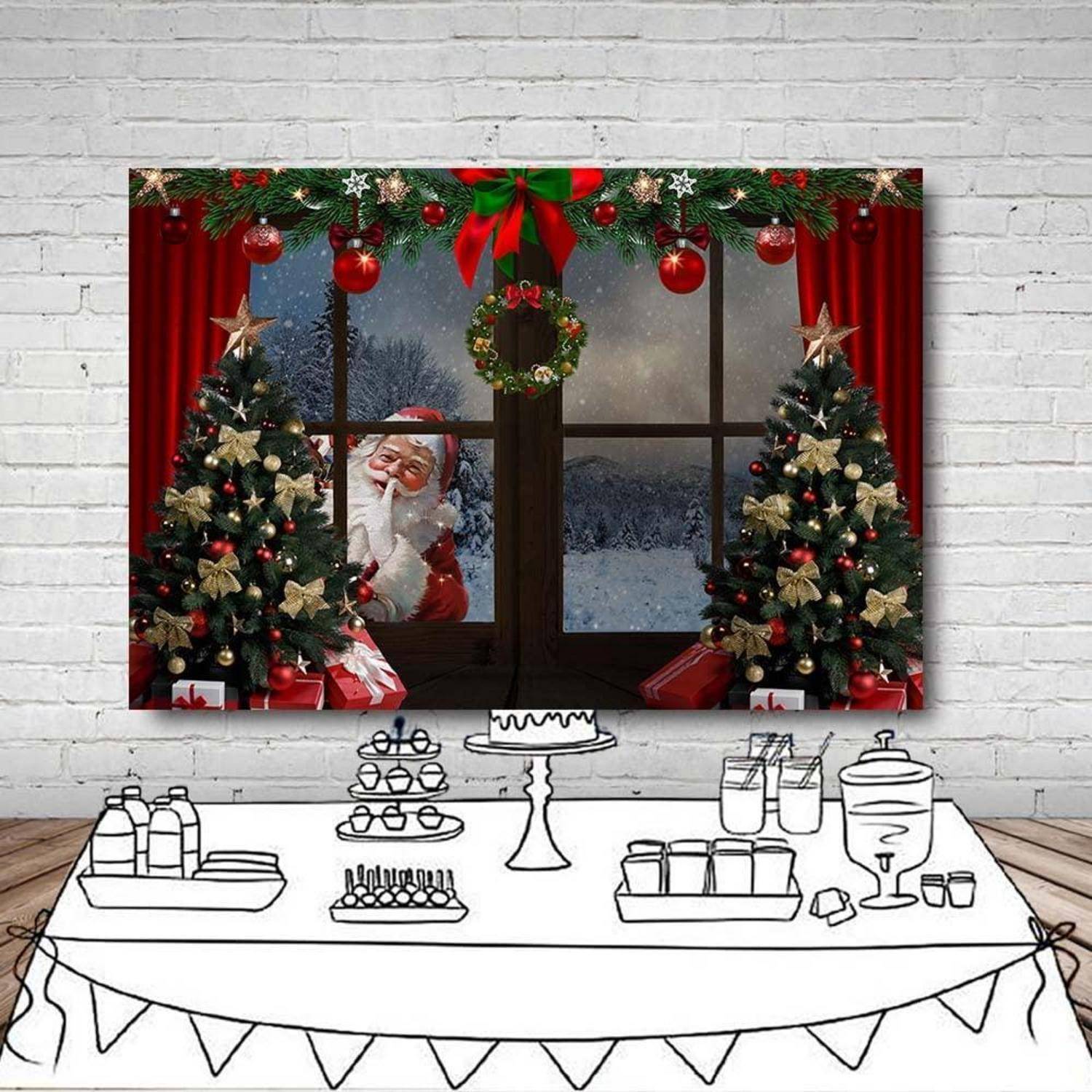 Der Weihnachtsmann blickt durch ein verschneites Fenster zwischen dekorierten Weihnachtsbäumen, Christbaumkugeln und einem Kranz hindurch; im Vordergrund befindet sich ein Tisch mit skizzierten Partylebensmitteln.