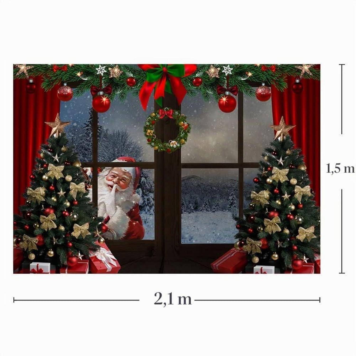 Weihnachtliches Kulissenfenster mit dem Weihnachtsmann, zwei geschmückten Bäumen, Kranz, Girlanden und roten Vorhängen; gezeigt mit Abmessungen 2,1 m breit mal 1,5 m hoch.