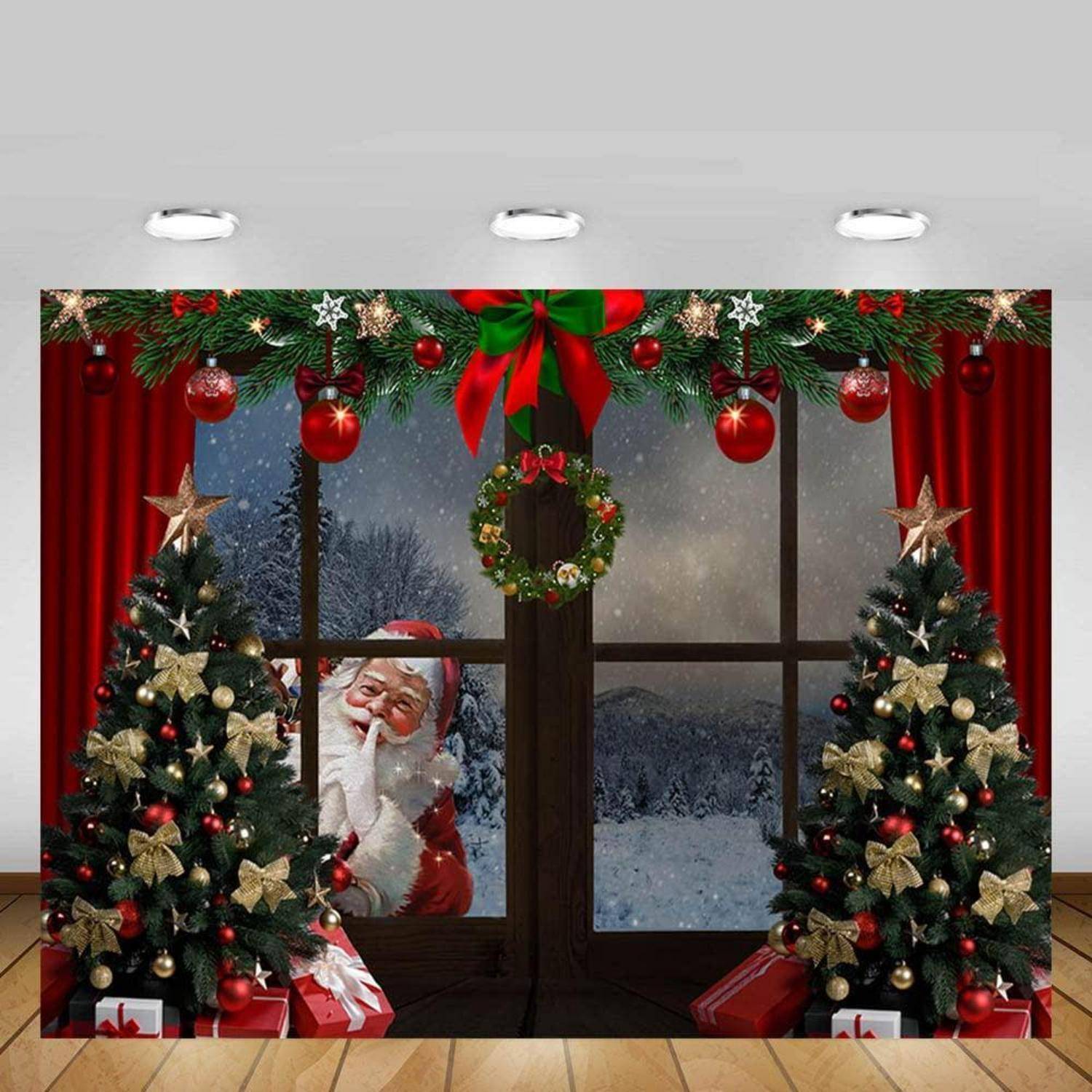 Der Weihnachtsmann schaut durch ein verschneites Fenster zwischen zwei geschmückten Weihnachtsbäumen hindurch, wobei Kränze, Geschenke und rote Vorhänge die Szene rahmen.