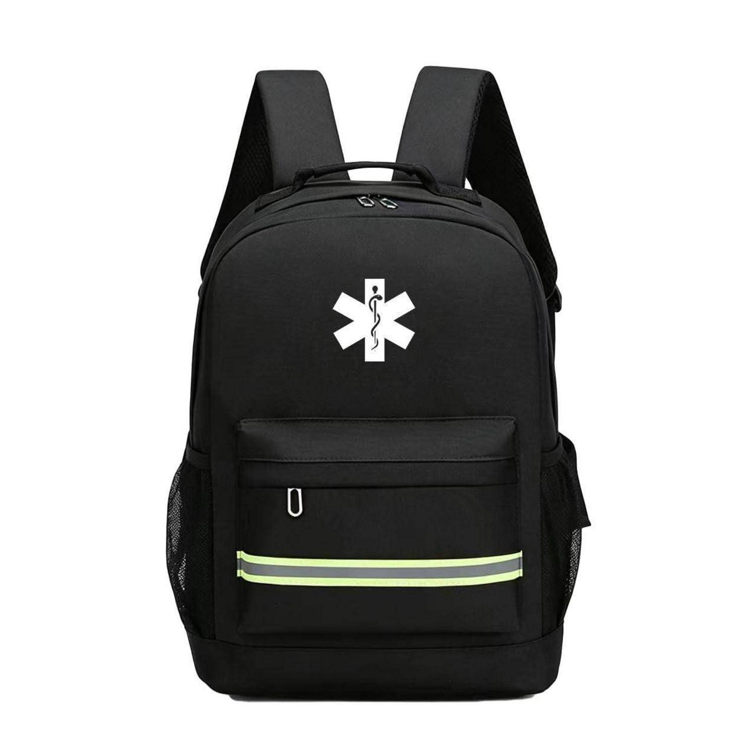 Schwarzer Rucksack mit einem weißen medizinischen Notfallsymbol auf der Vorderseite und einem reflektierenden Streifen auf der unteren Tasche, auf weißem Hintergrund gezeigt.