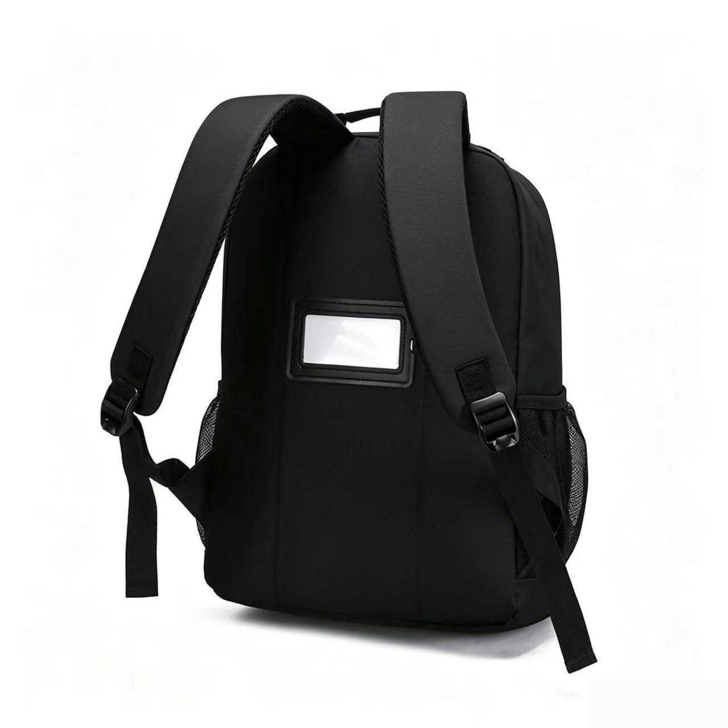 Schwarzer Rucksack mit gepolsterten Schultergurten, seitlichen Netztaschen und einem transparenten Namensschildfenster an der Vorderseite, gezeigt auf weißem Hintergrund.