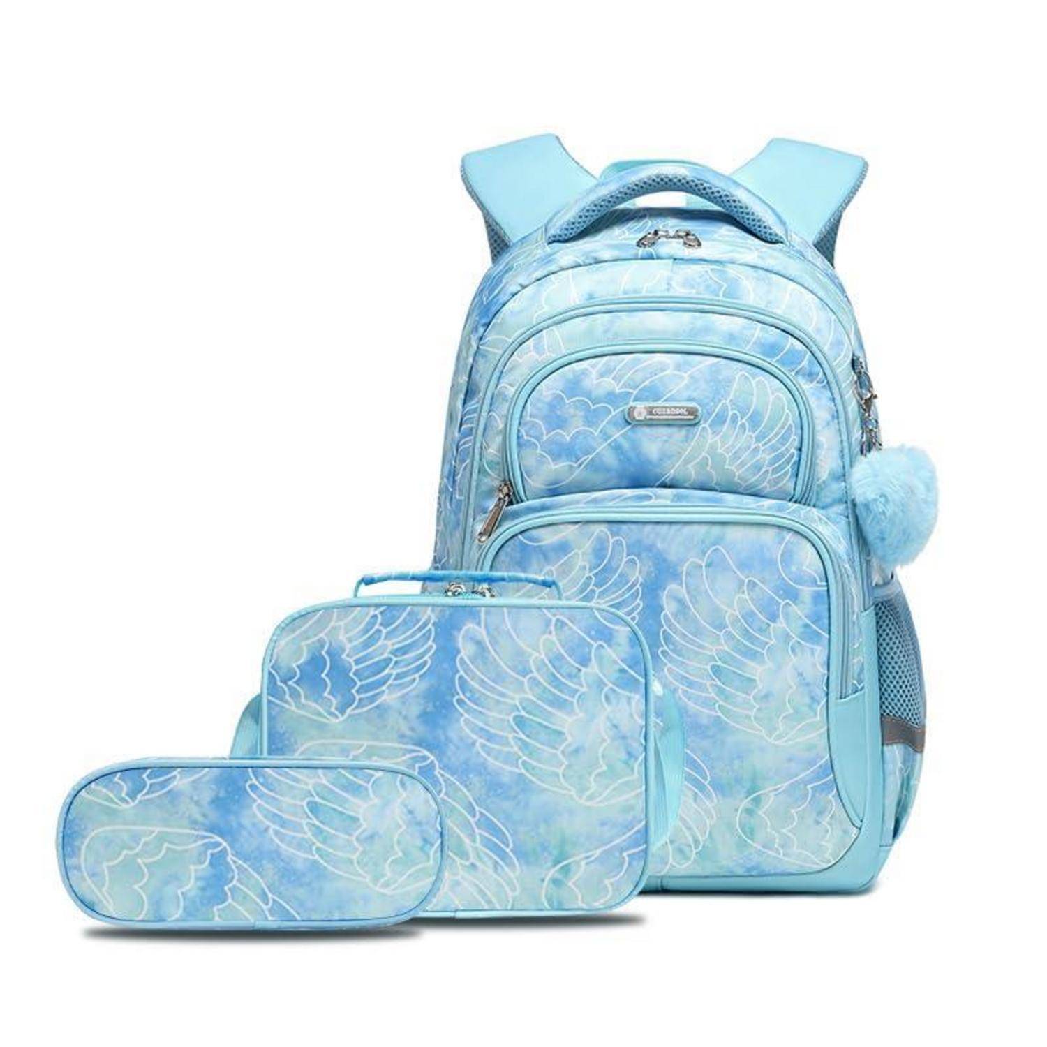 Hellblauer Rucksack mit Flügelmuster, passende Lunchbox und Federmäppchen auf weißem Hintergrund.