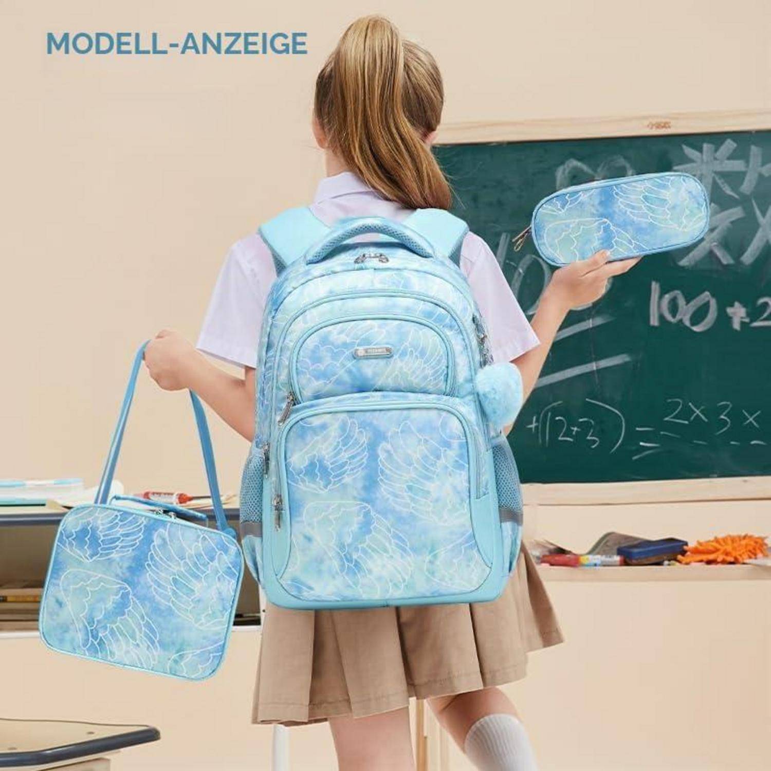 Ein Schulmädchen steht in einem Klassenzimmer, trägt einen hellblauen Rucksack und hält eine entsprechende Lunchbox und ein Mäppchen in den Händen, mit einer Tafel im Hintergrund.