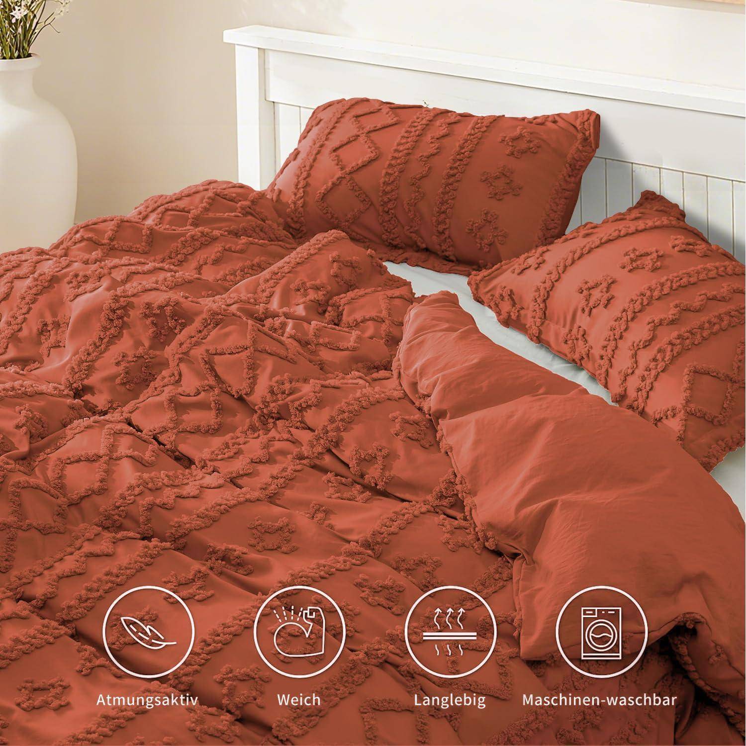 Bettwäsche-Set mit Terrakotta-Textur auf einem weißen Bett, mit passenden Kissen und Bettdecke; Symbole zeigen atmungsaktiv, weich, langlebig und maschinenwaschbar.