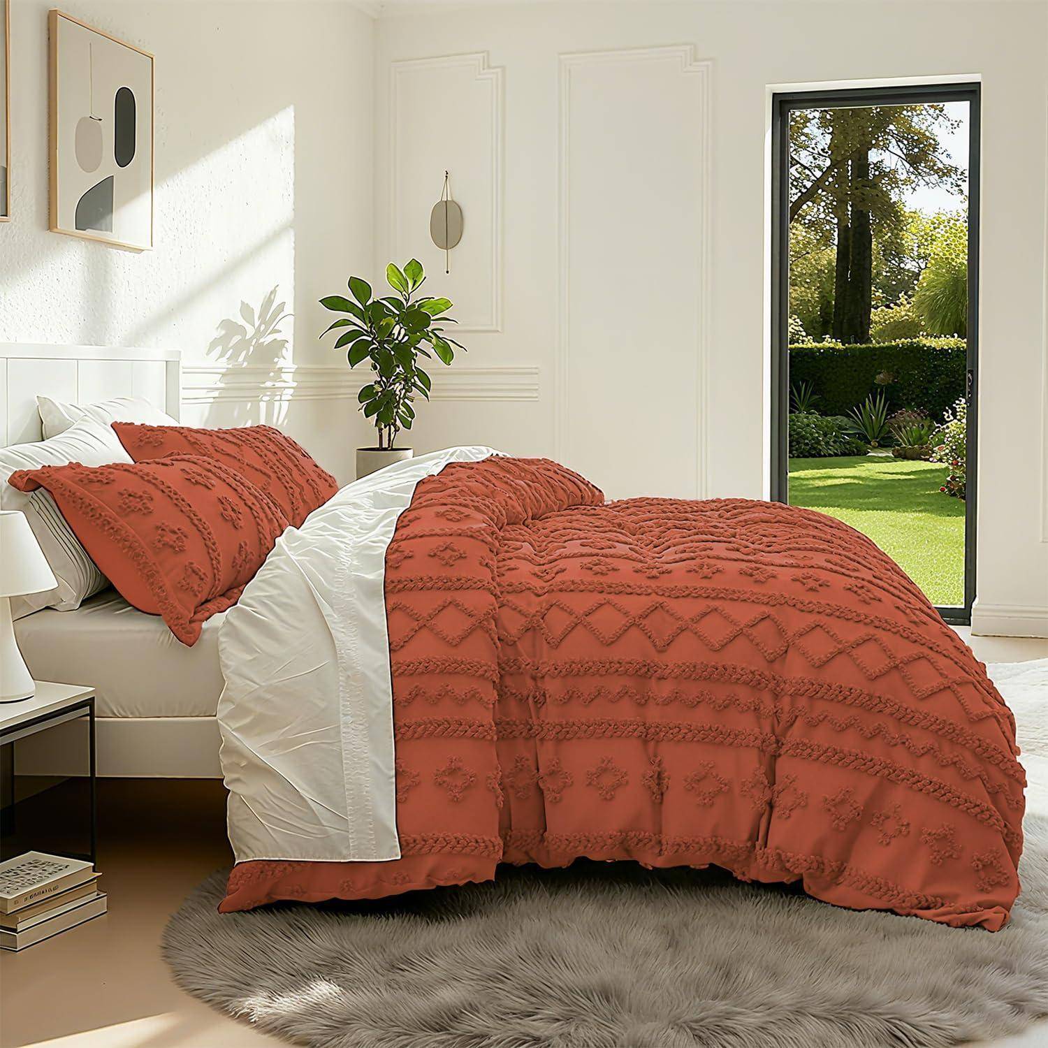 Ein ordentlich gemachtes Bett mit rostfarbener strukturierter Bettwäsche und Kissen in einem hellen Schlafzimmer, neben einer offenen Tür zu einem sonnigen Garten.