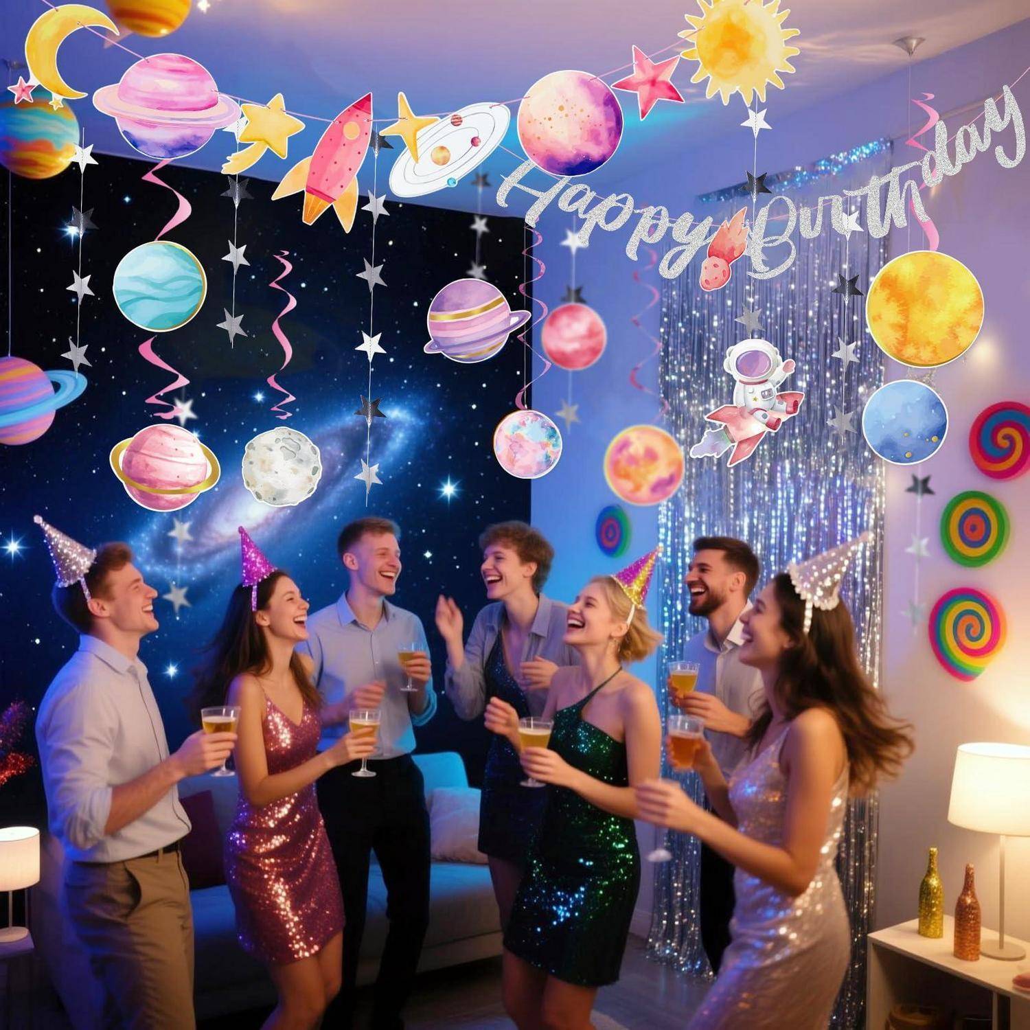 Freunde in Partyhüten stoßen auf einem weltraum-thematischen Geburtstagsfest unter einem "Alles Gute zum Geburtstag""-Banner und hängenden Planeten, Sternen und Raketen an.
