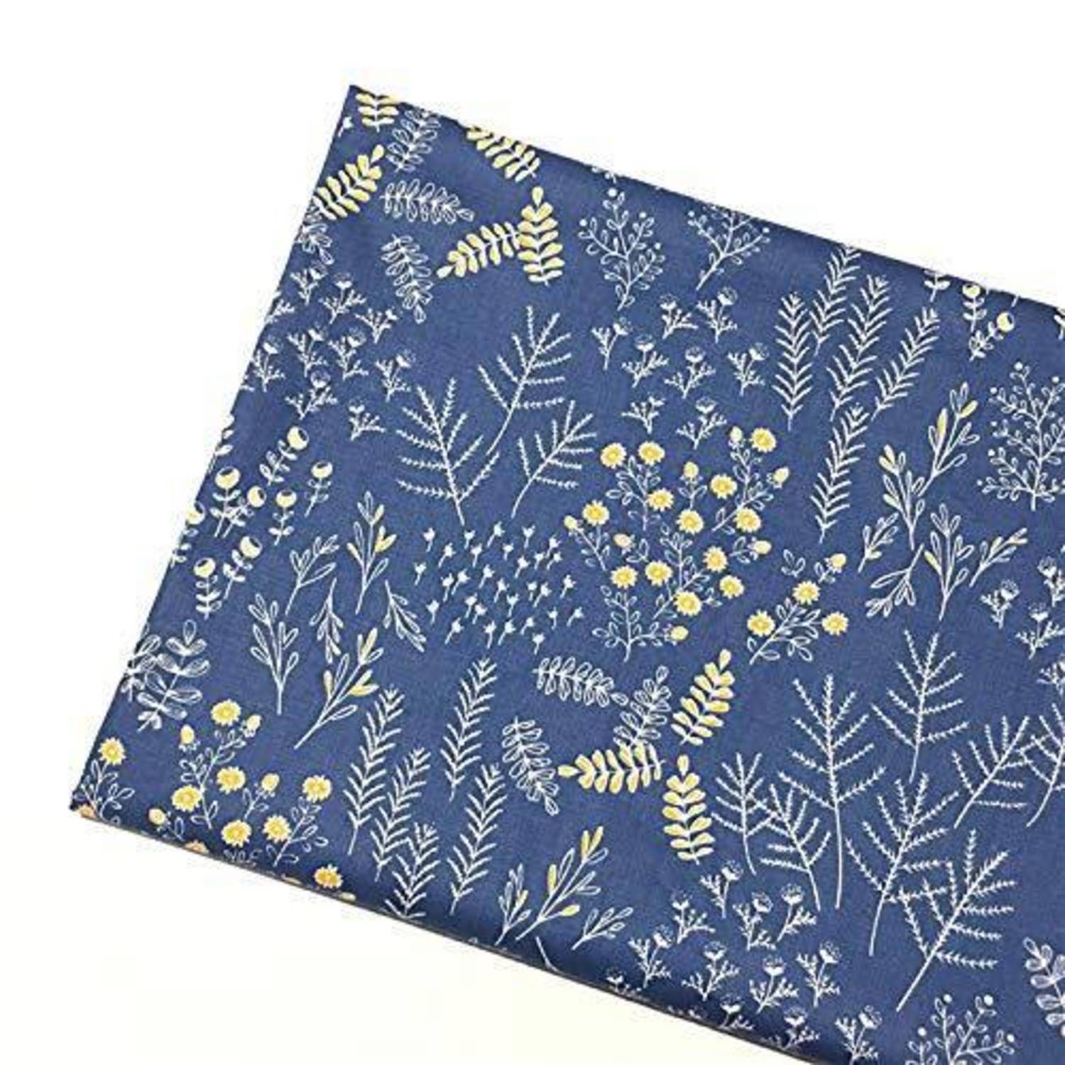 Blaues Stoffquadrat mit einem weiß-gelben botanischen Muster aus Farn und Blüten, in schräger Ansicht auf weißem Hintergrund dargestellt.