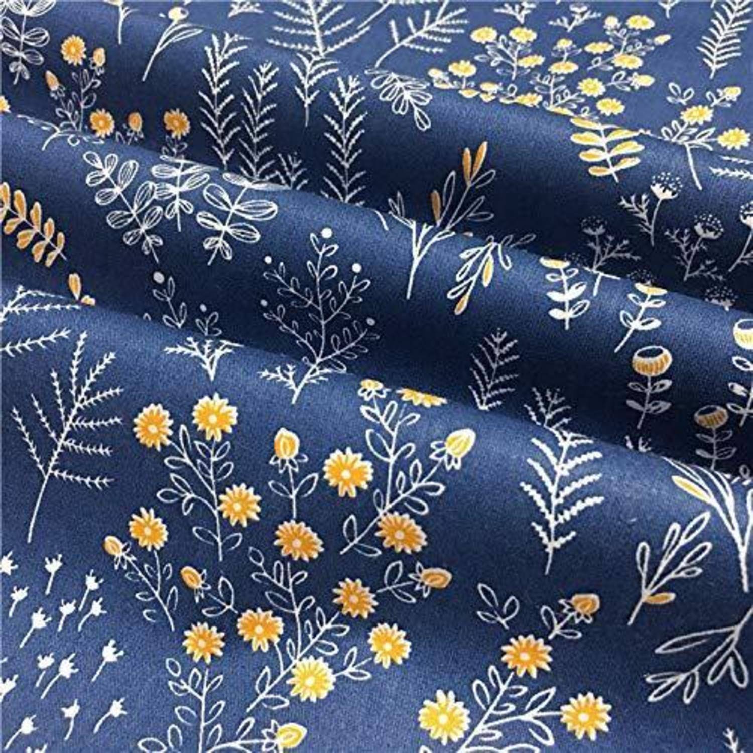 Blauer Stoff mit wiederholtem weiß-gelbem Blumenmuster, in gefalteten Schichten gezeigt.