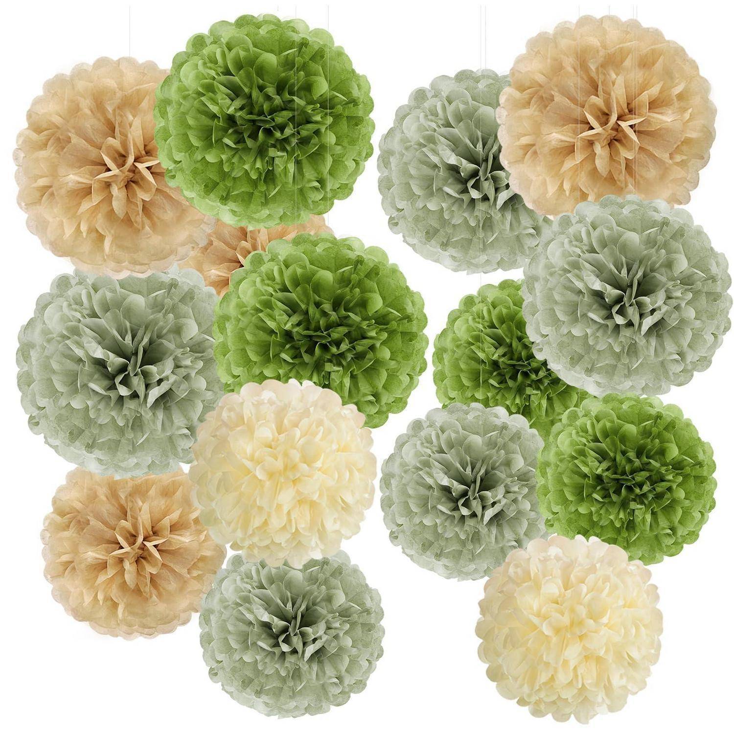Sortierte Seidenpapier-Pompom-Dekorationen in Grün, Creme und Beige auf weißem Hintergrund angeordnet.