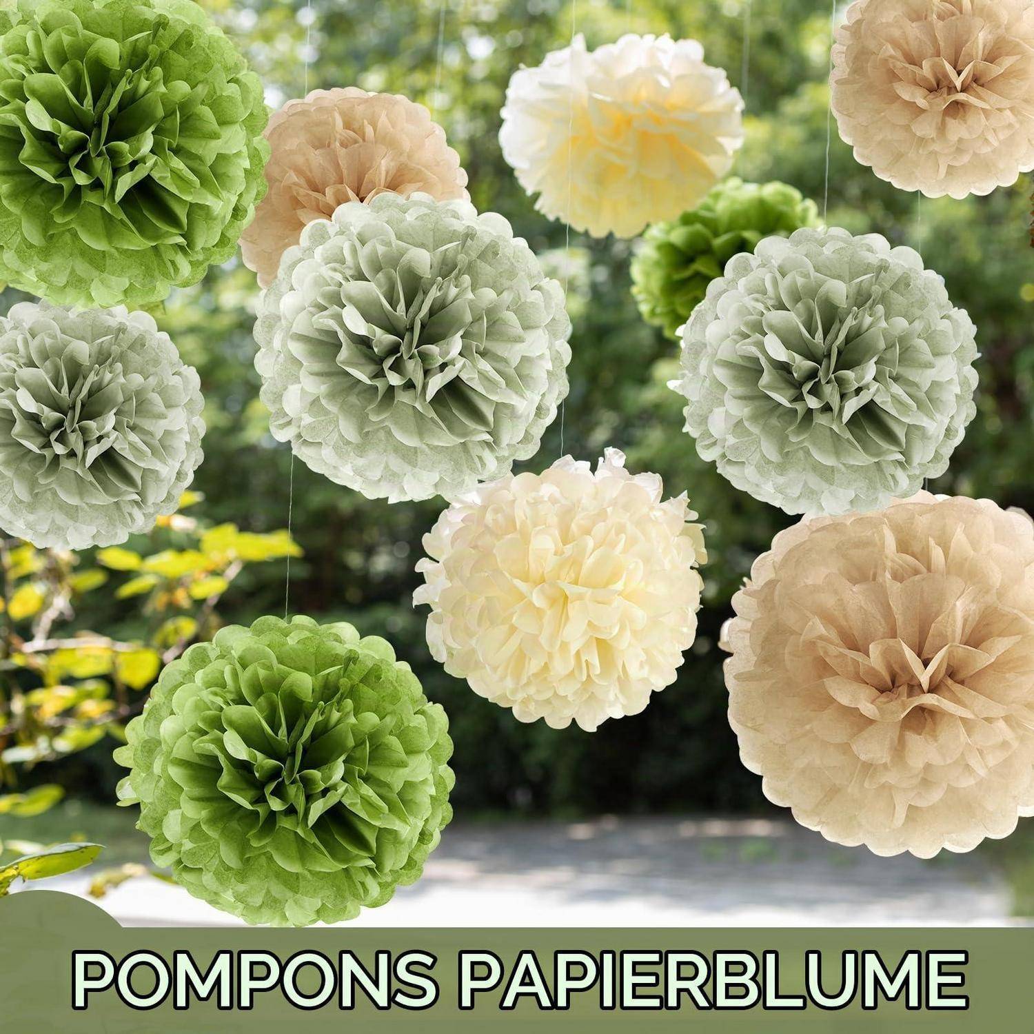 Dekorative hängende Papierblüten-Pompons in Grün, Creme und Beige, mit dem Text „POMPONS PAPIERBLUME