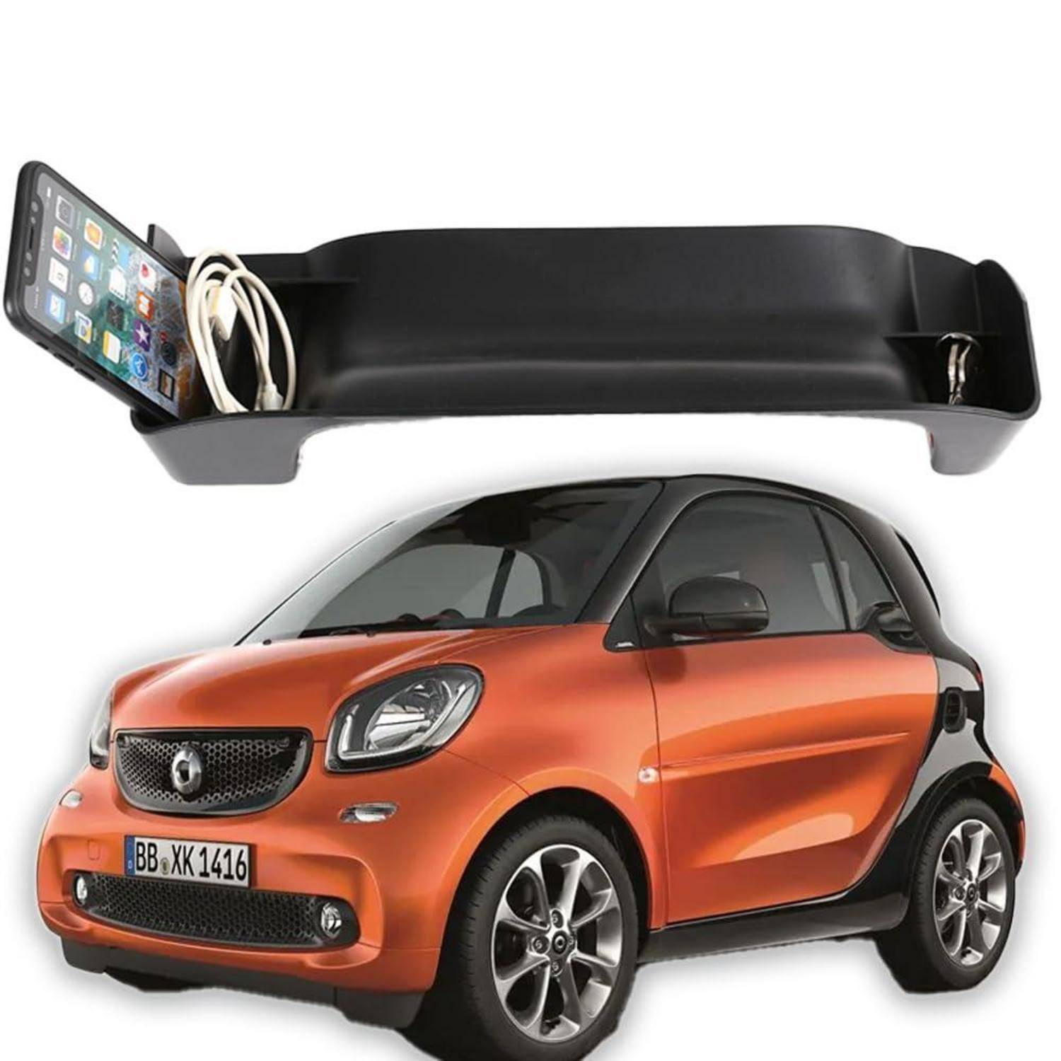 Kleiner orangefarbener Smart-Auto mit einem schwarzen Organizer-Tablett an der Windschutzscheibe, das ein Smartphone und ein Ladekabel hält.