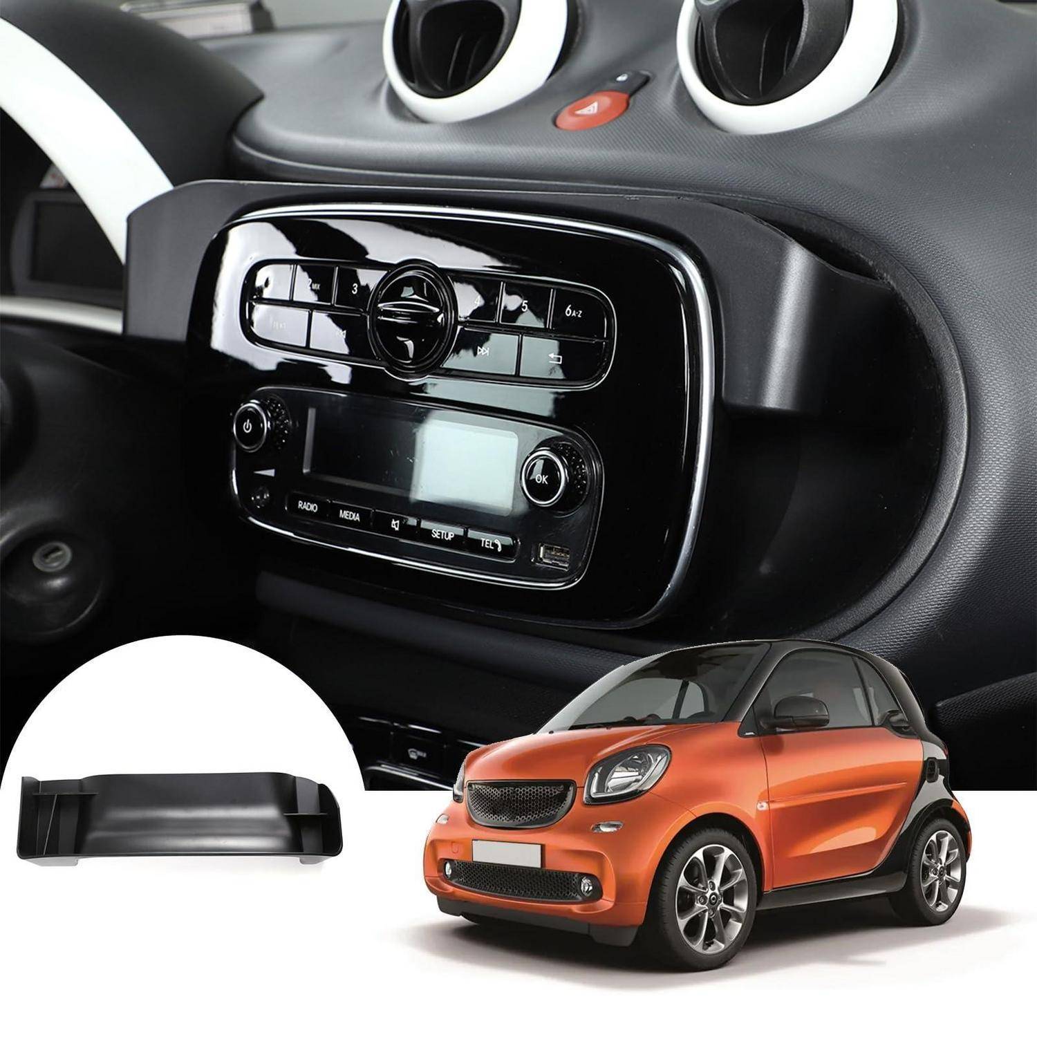 Armaturenbrett eines Autos mit einem benutzerdefinierten Mittelsockel-Aufbewahrungsfach, dargestellt mit einem Smart-Auto-Beispiel und Detailansicht des Fachs.