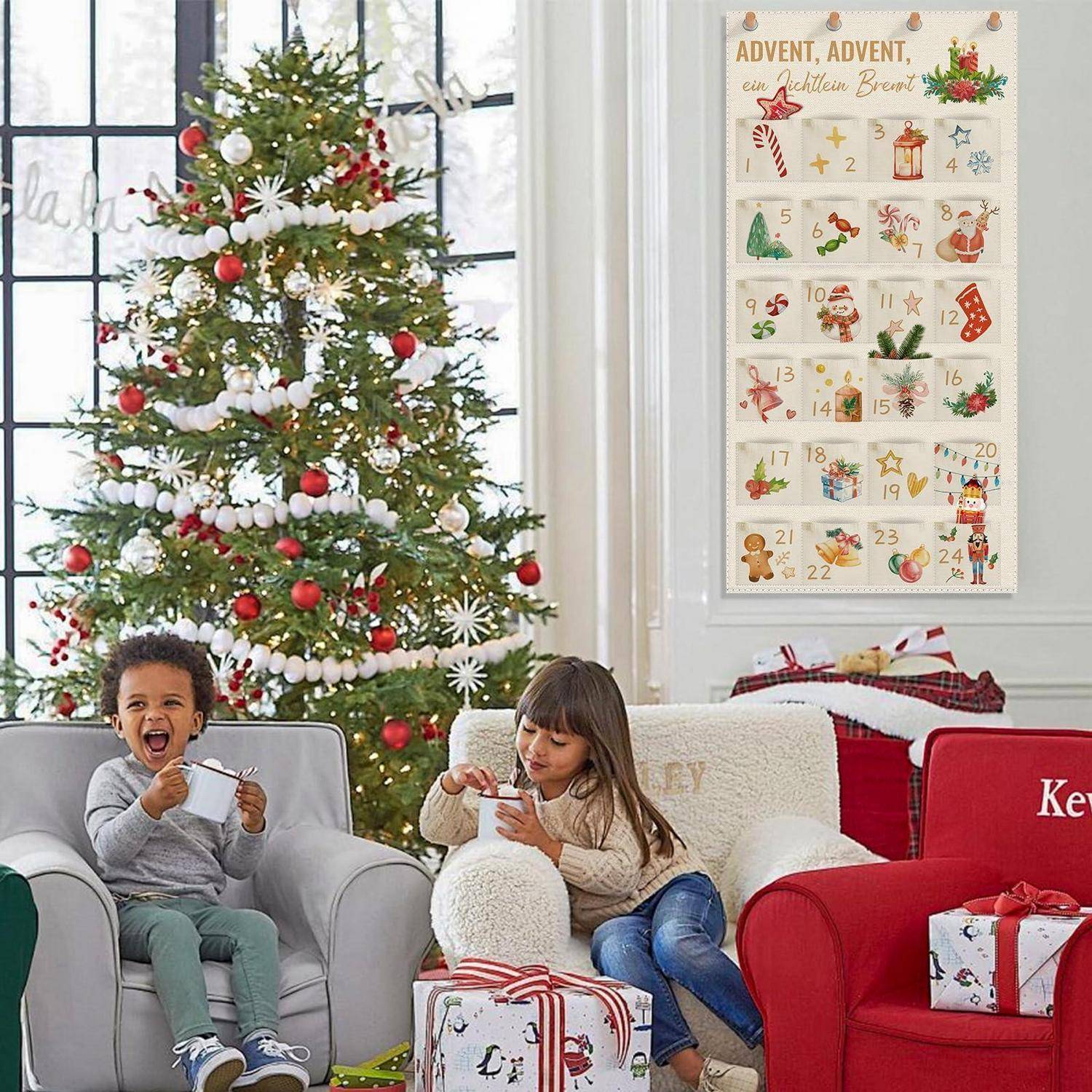 Zwei Kinder sitzen in Sesseln und öffnen Geschenke neben einem geschmückten Weihnachtsbaum und einem Adventskalender in einem gemütlichen Wohnzimmer.