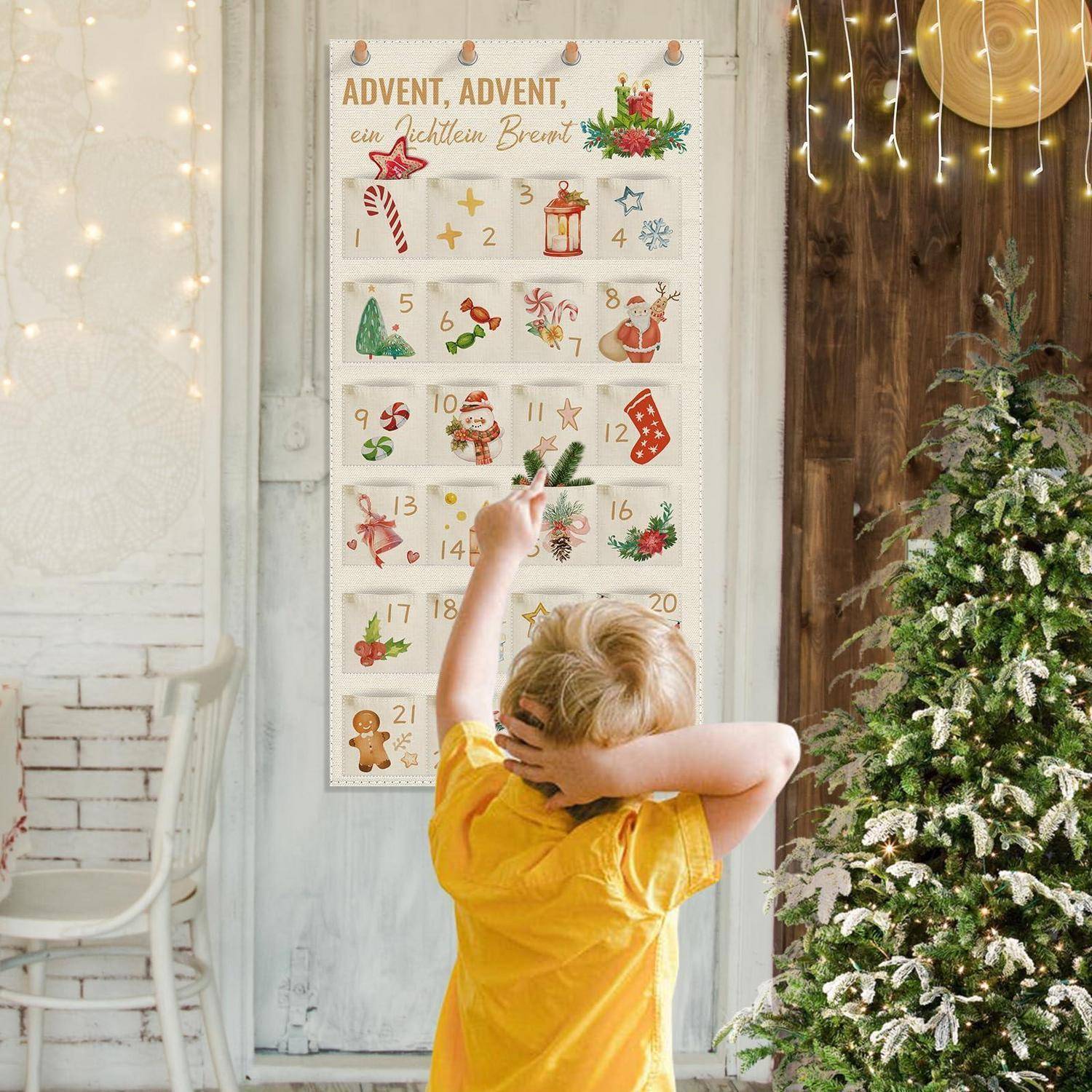 Kind in einem gelben Hemd greift nach einem festlichen Adventskalender mit nummerierten Weihnachtstaschen, neben einem geschmückten Weihnachtsbaum und Lichterketten.