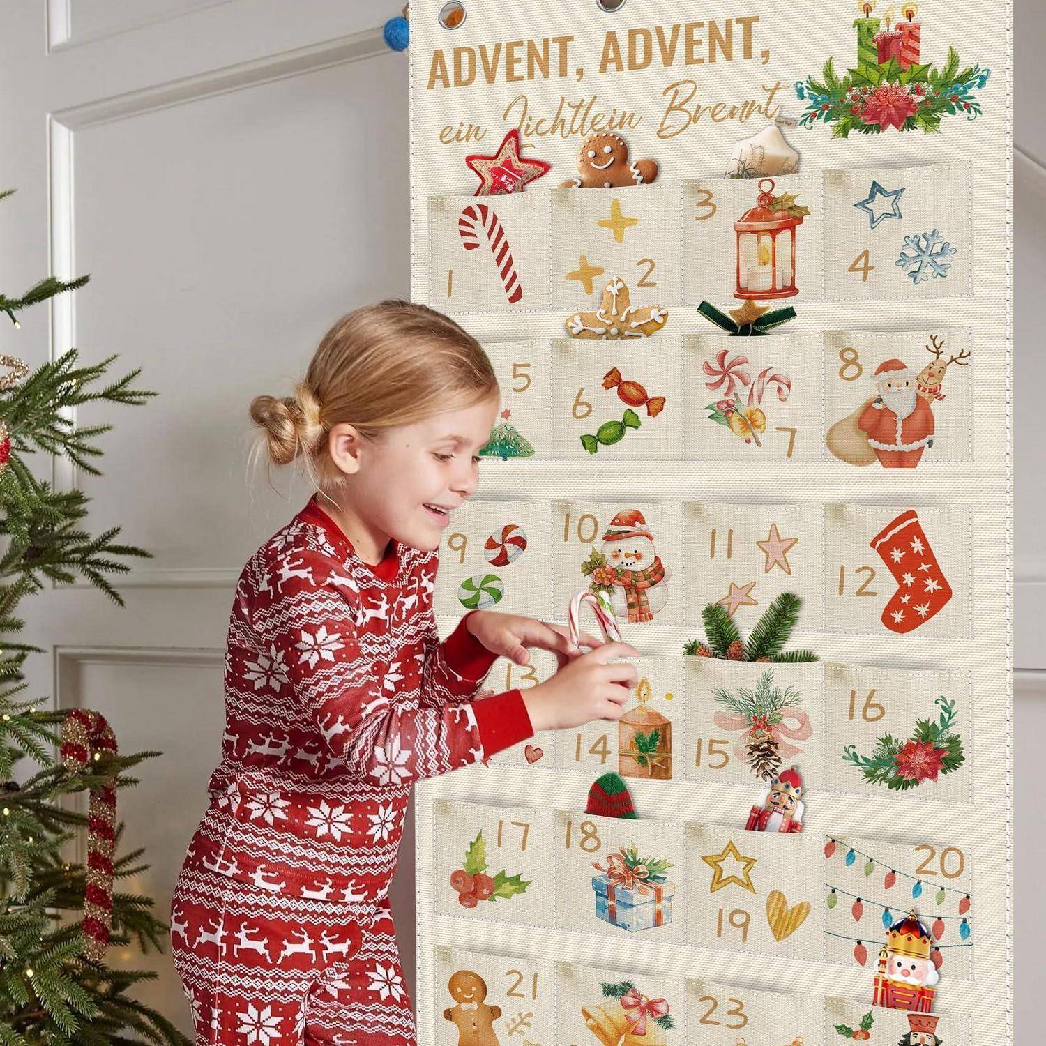 Ein lächelndes Kind in roten Schlafanzügen öffnet einen nummerierten Weihnachts-Adventskalender mit festlichen Weihnachtsillustrationen.