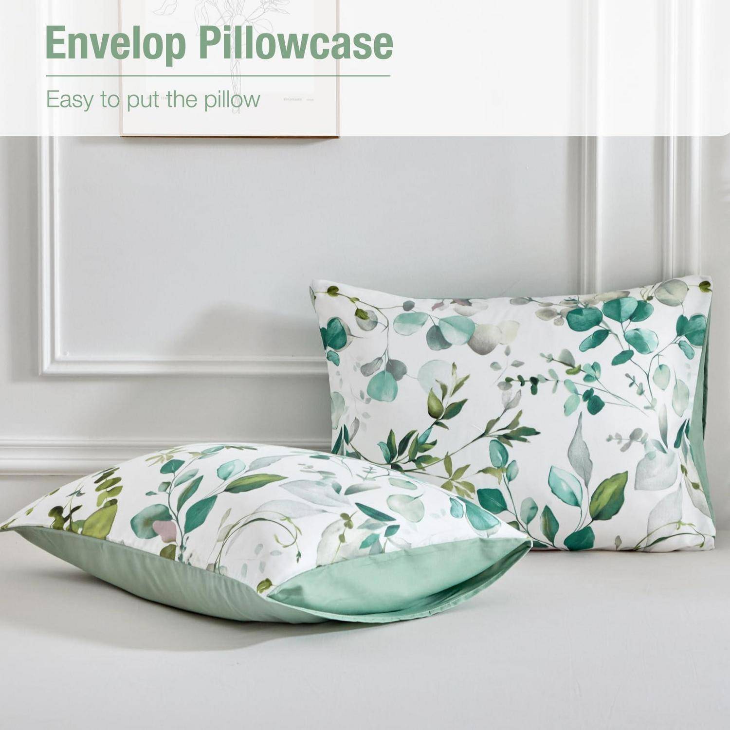 Kissenbezug-Set mit Blumenmuster in Grün und Weiß, gezeigt mit einem eingefügten Kissen und Text mit der Aufschrift „Umschlag-Kissenbezug" und „Leicht, das Kissen einzufügen"".