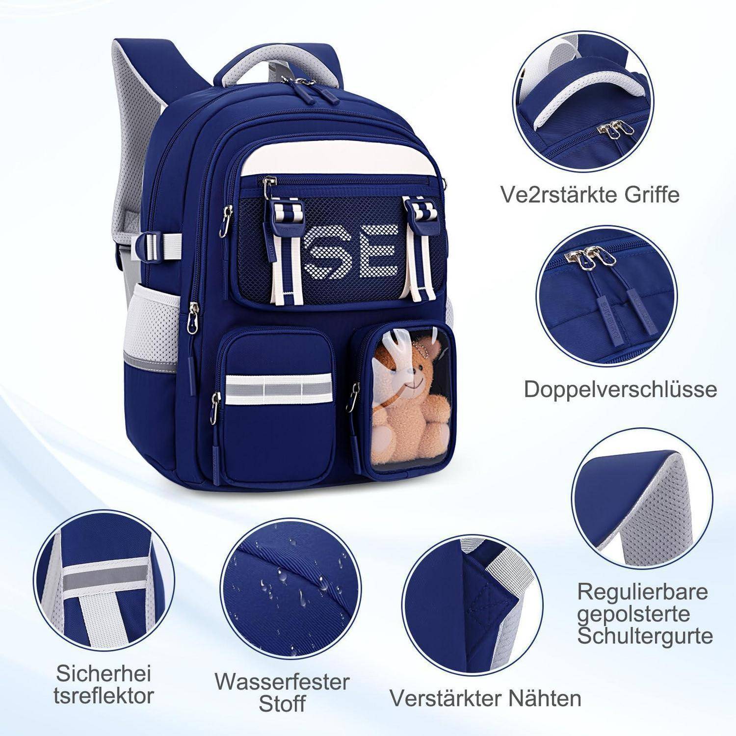 Blauer Kinderrucksack mit reflektierenden Streifen, verstärkten Griffen, Doppelreißverschlüssen, wasserabweisendem Stoff, gepolsterten verstellbaren Riemen und einer kleinen Vordertasche, in der ein Kuscheltier steckt.