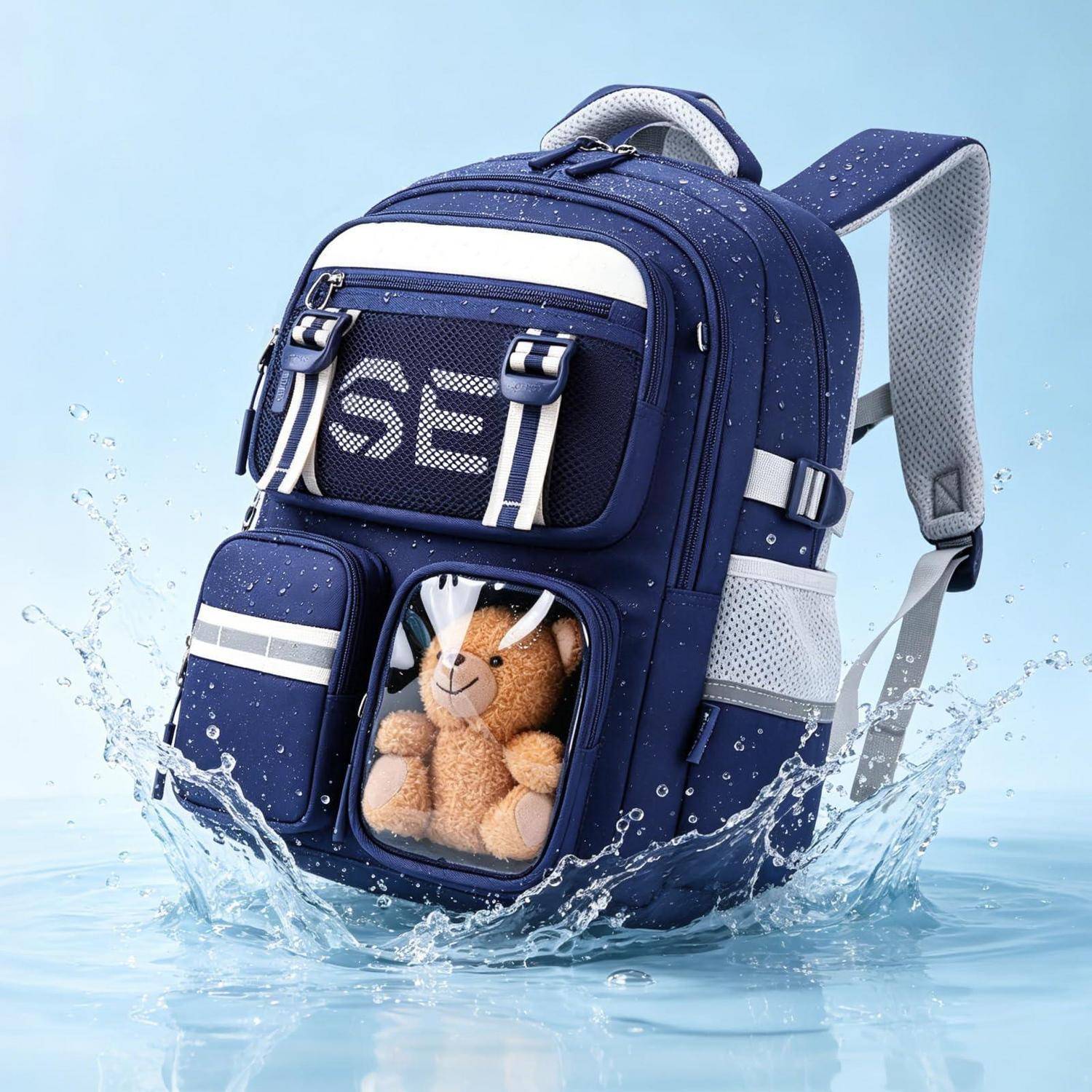 Blauer wasserdichter Rucksack mit weißen Streifen und einer durchsichtigen Vordertasche, die einen Teddybären hält, der im Wasser spritzt.