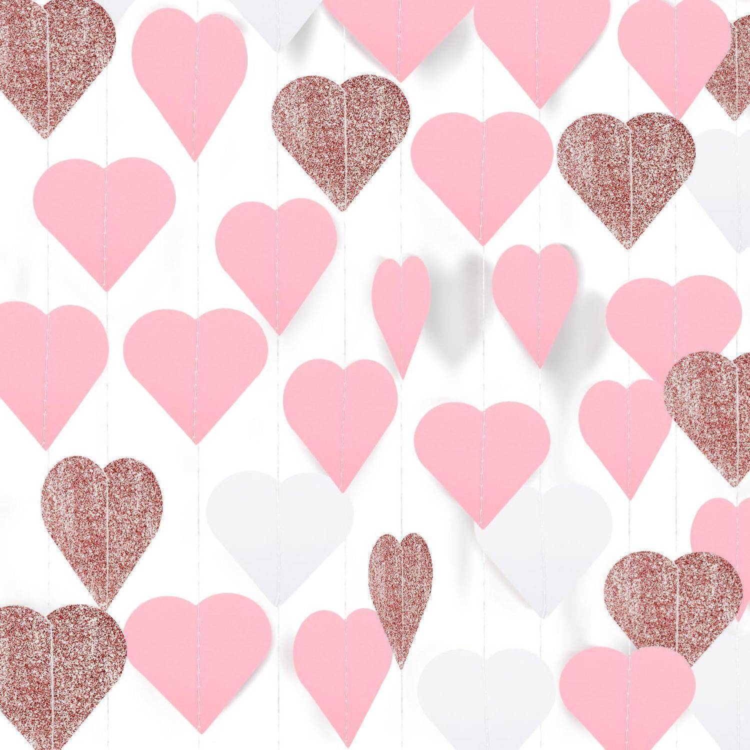 Rosa und glitzernde Herzausschnitte, die in einem sich wiederholenden Muster auf weißem Hintergrund angeordnet sind, wie ein Valentinstag-Hintergrund.