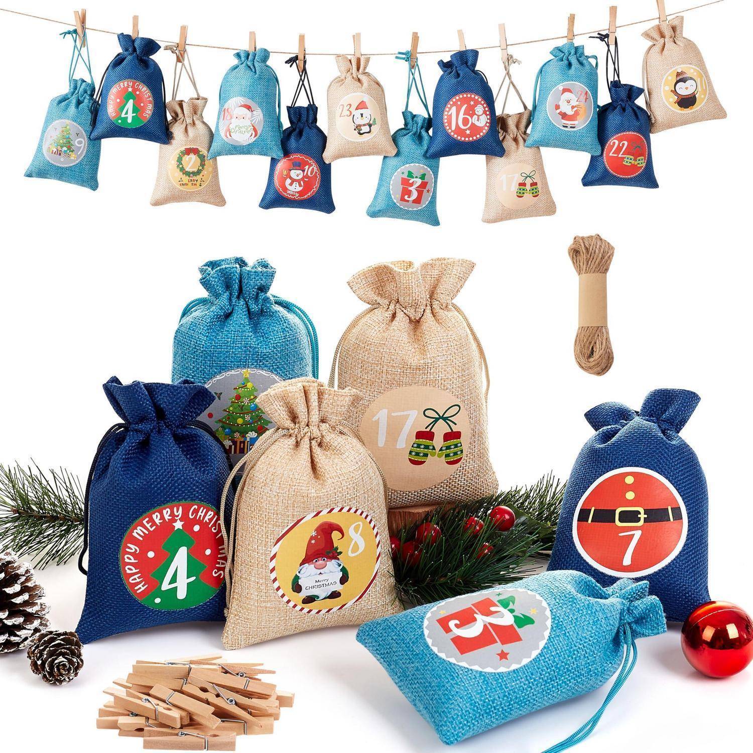 Adventskalender-Geschenktüten in Blau, Beige und Jute mit nummerierten Weihnachtsikonen, plus Schnur, Wäscheklammern und Kieferndekor.