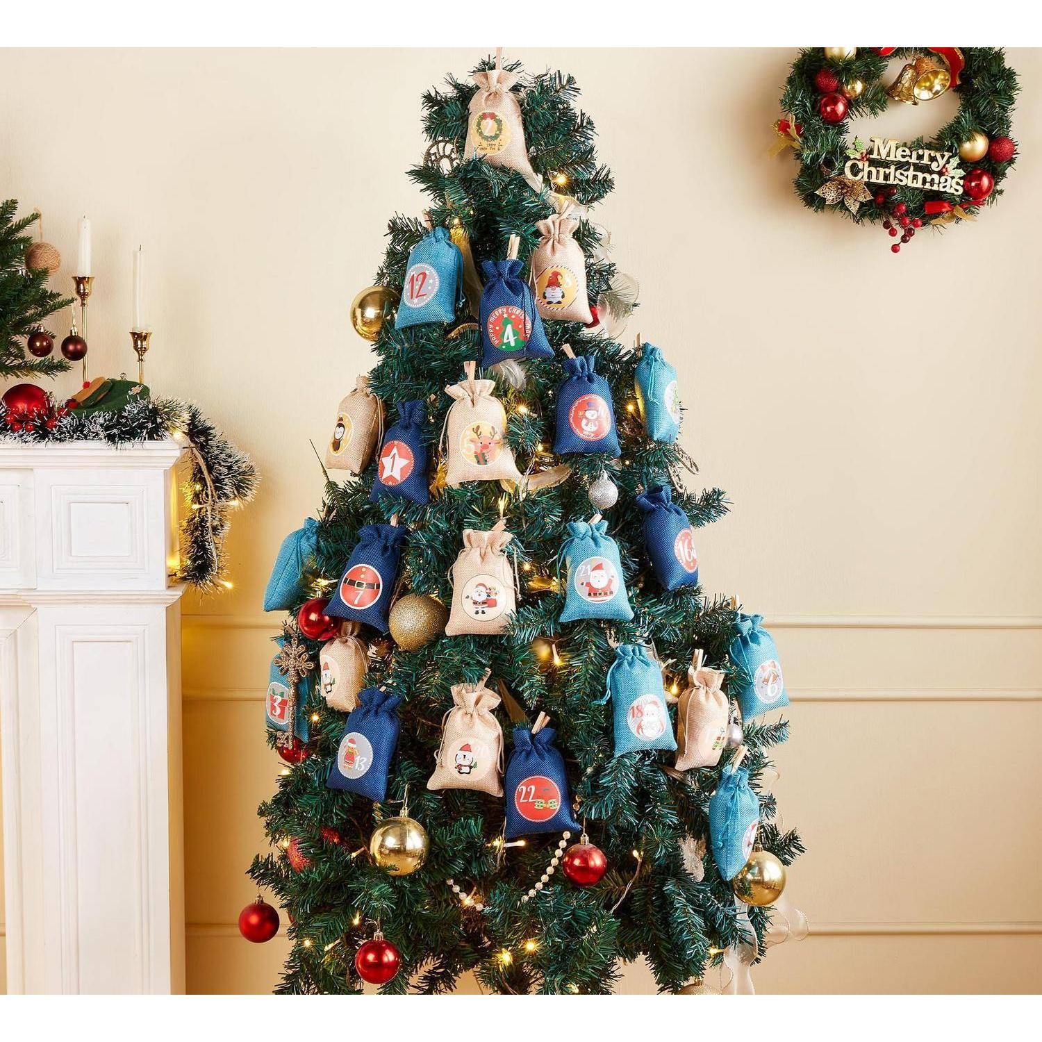 Weihnachtsbaum, der mit nummerierten Geschenktüten und Ornamenten in einem warmen Wohnzimmer dekoriert ist, mit einem „Frohe Weihnachten