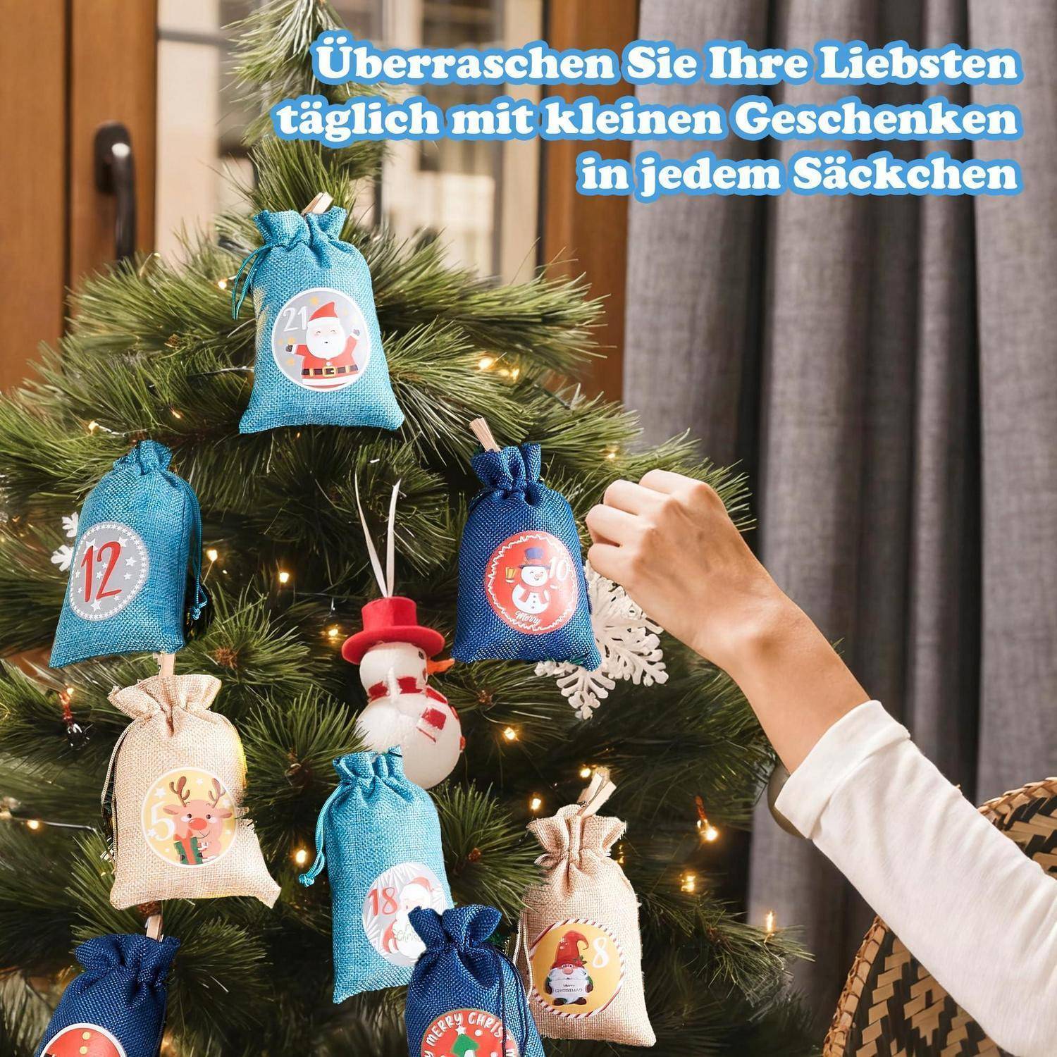 Hand platziert eine Schneeflocken-Verzierung auf einem dekorierten Weihnachtsbaum mit nummerierten Geschenktüten; Text lautet „Überrasche deine Lieben täglich mit kleinen Geschenken in jeder Tüte.