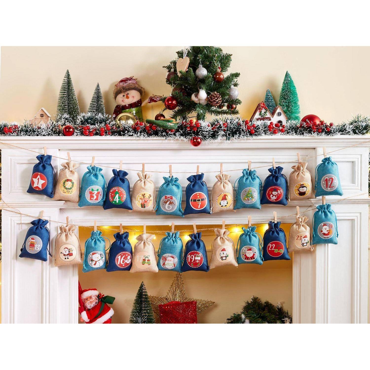 Weihnachtsmantel dekoriert mit einem kleinen Baum, Christbaumkugeln und zwei Reihen nummerierter Adventskalendersäckchen mit Zugband