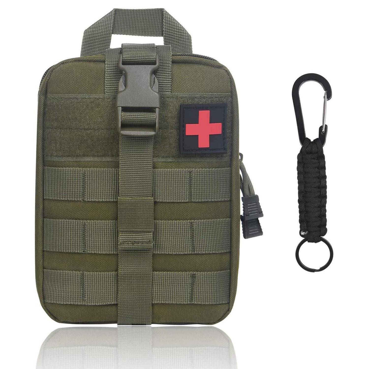Olivgrüne medizinische Tasche mit rotem Kreuzaufnäher und MOLLE-Riemen, neben einem schwarzen Karabiner-Schlüsselanhänger gezeigt.