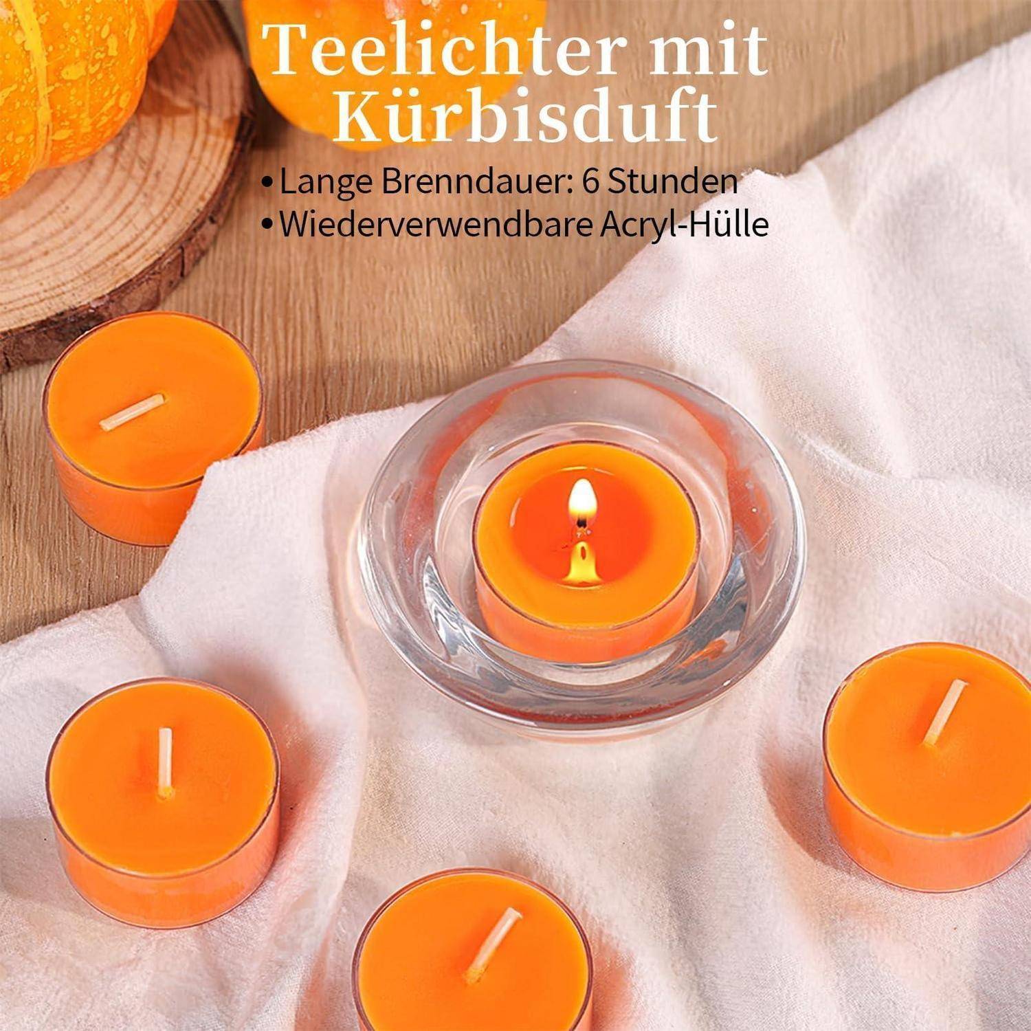 Orange duftende Teelichter mit Kürbisaroma auf weißem Tuch, eines angezündet in einem Glashalter; deutscher Text besagt „Teelichter mit Kürbisduft", 6-Stunden-Brenndauer, wiederverwendbarer Acryldeckel.