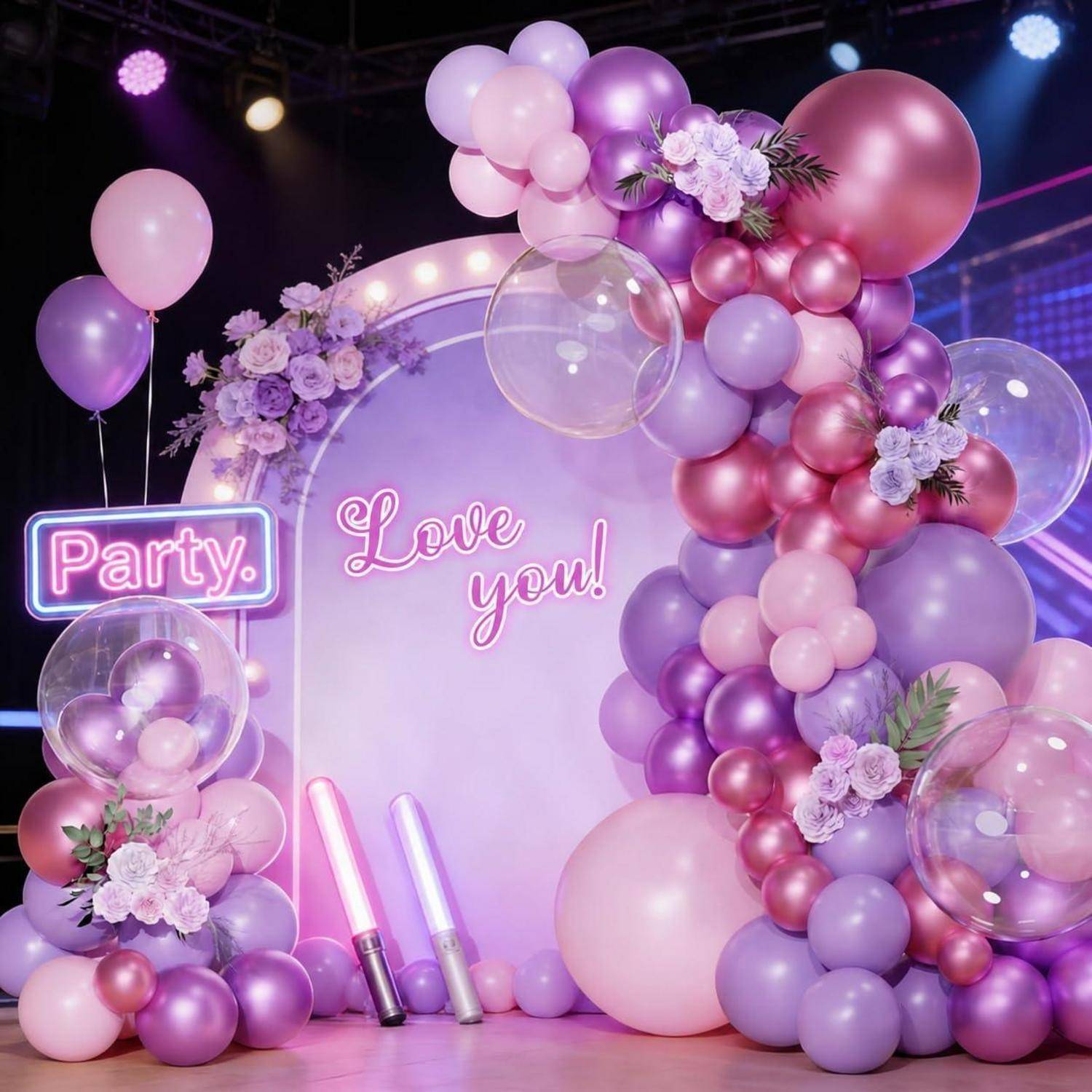 Lavendel- und rosa Ballongirlande mit Blumen und Neon-Schriftzug „Party