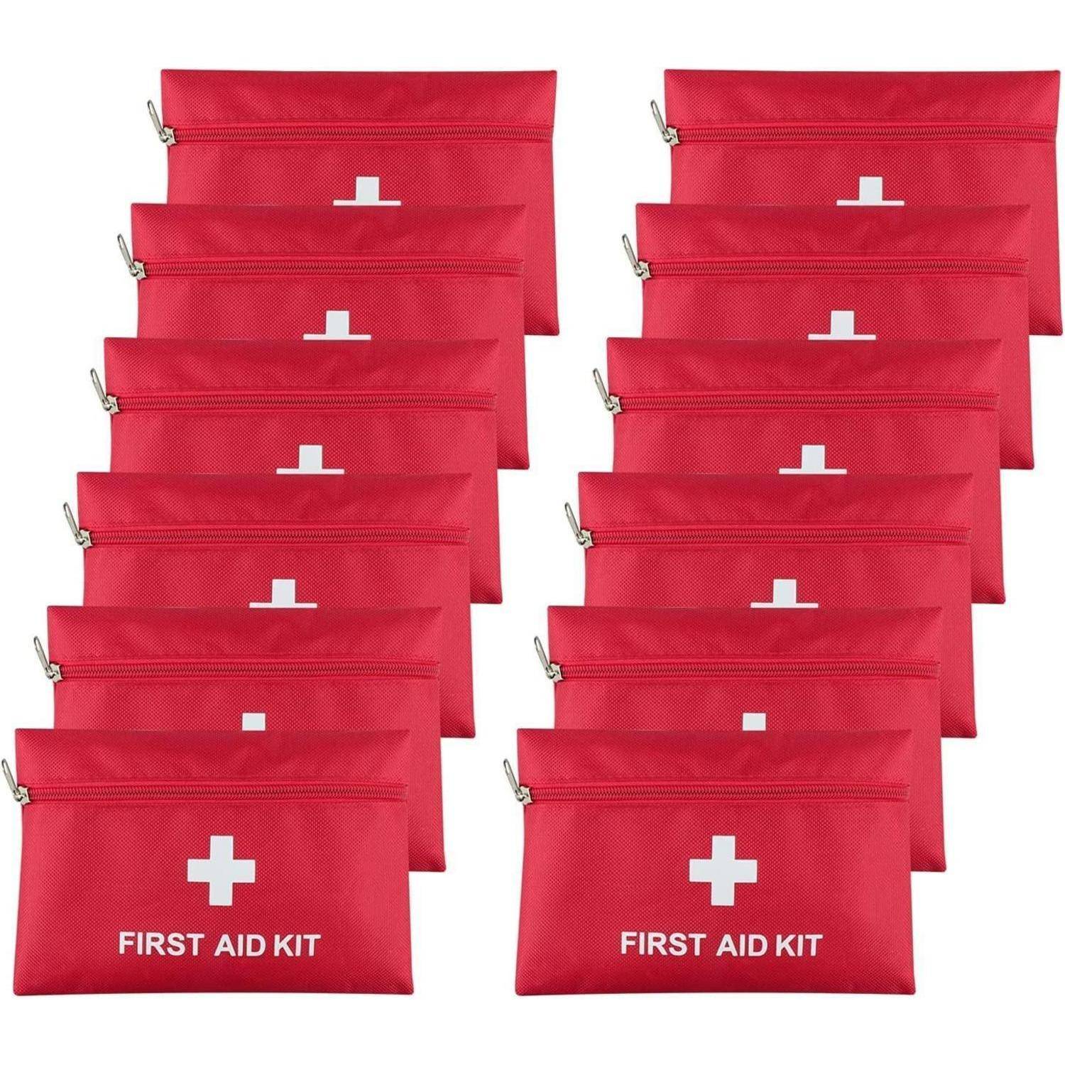 Zwei Spalten roter Reißverschluss-Erste-Hilfe-Taschen mit weißen Kreuzsymbolen und „FIRST AID KIT