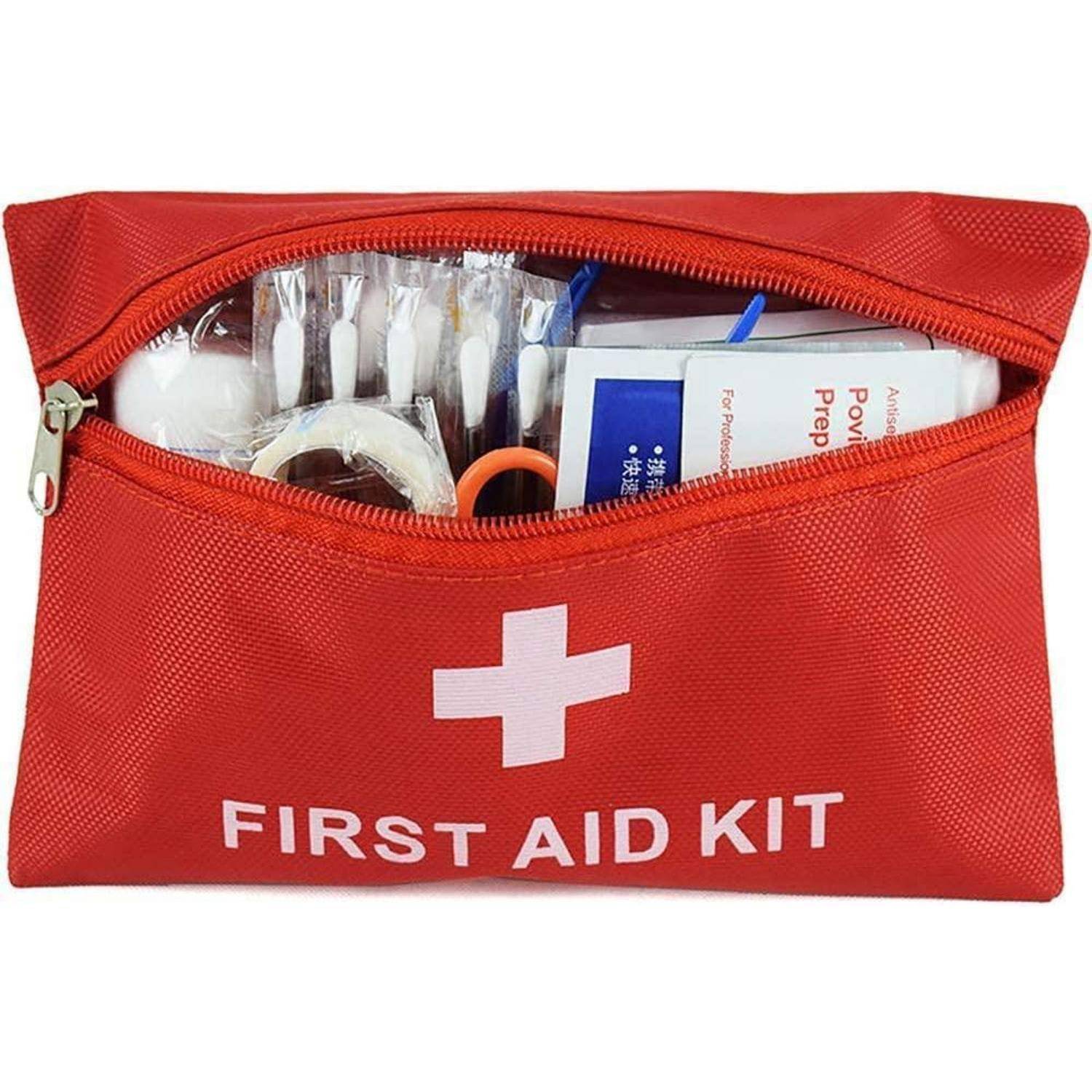 Rote Erste-Hilfe-Tasche mit weißem Kreuz, teilweise offen, um medizinische Verbrauchsmaterialien im Inneren zu zeigen.