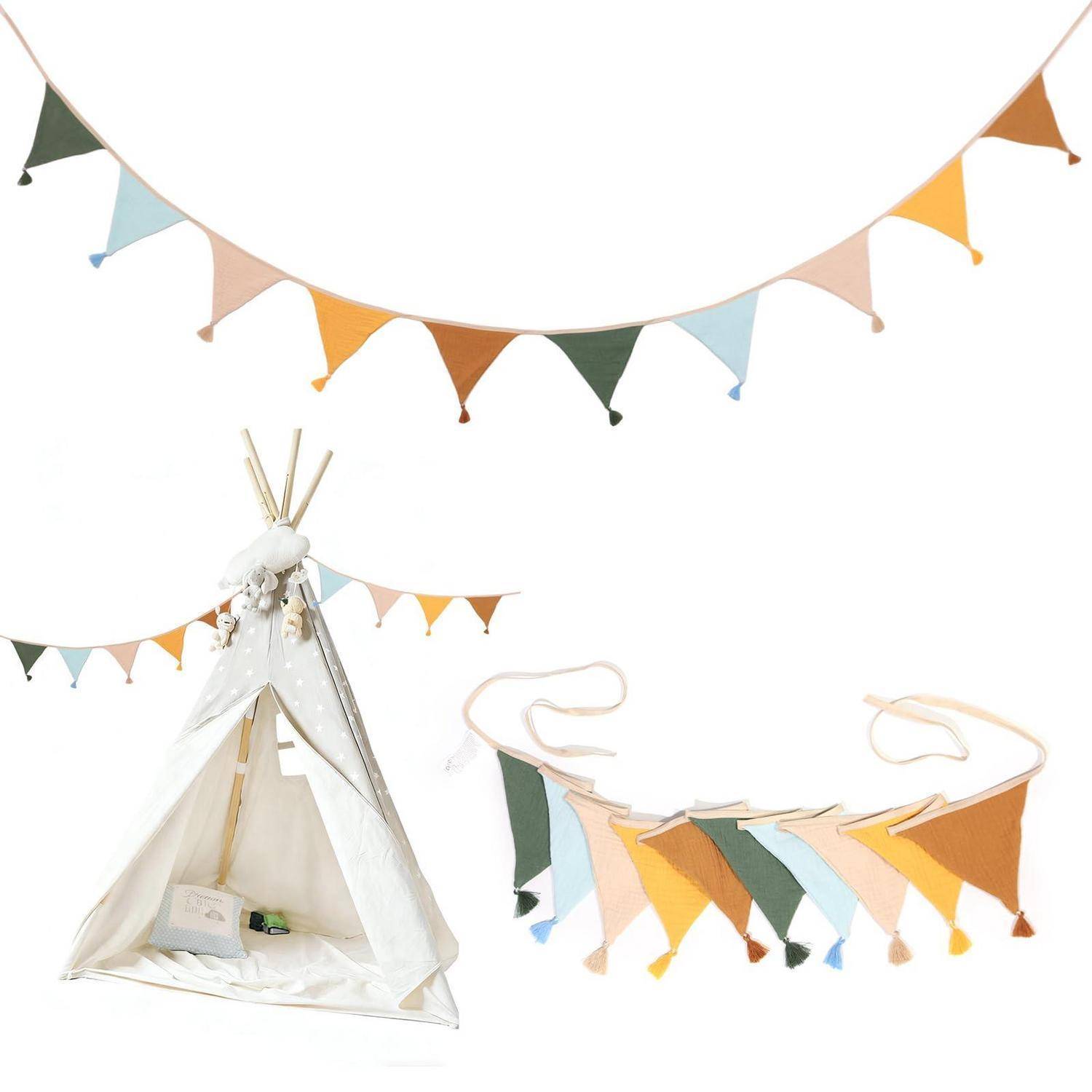 Dekorative Wimpelketten in Pastellfarben und ein kleines weißes Tipi auf weißem Hintergrund.