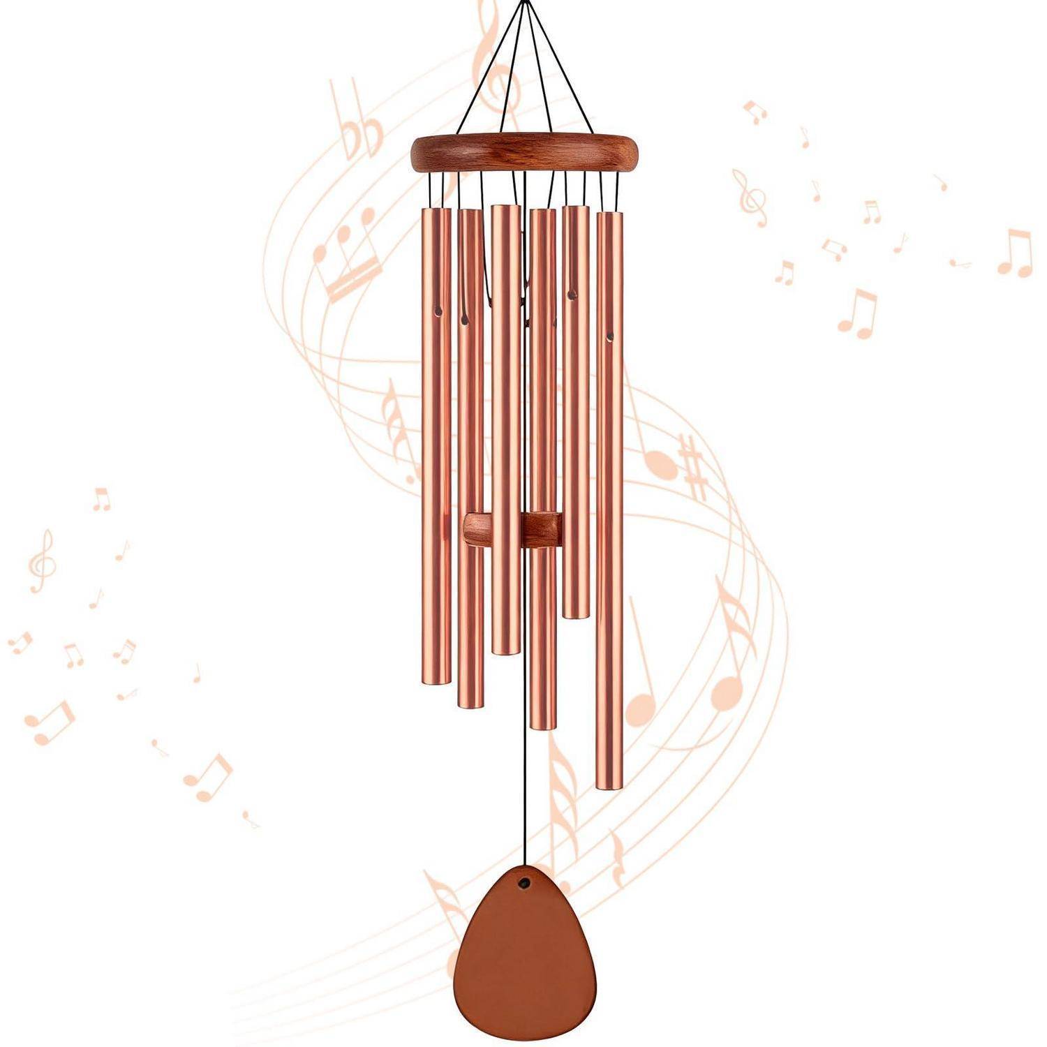 Kupfernes Windspiel mit hängenden Röhren und einem Klöppel, dargestellt vor einem weißen Hintergrund mit schwachen Musiknoten und Notenlinien.