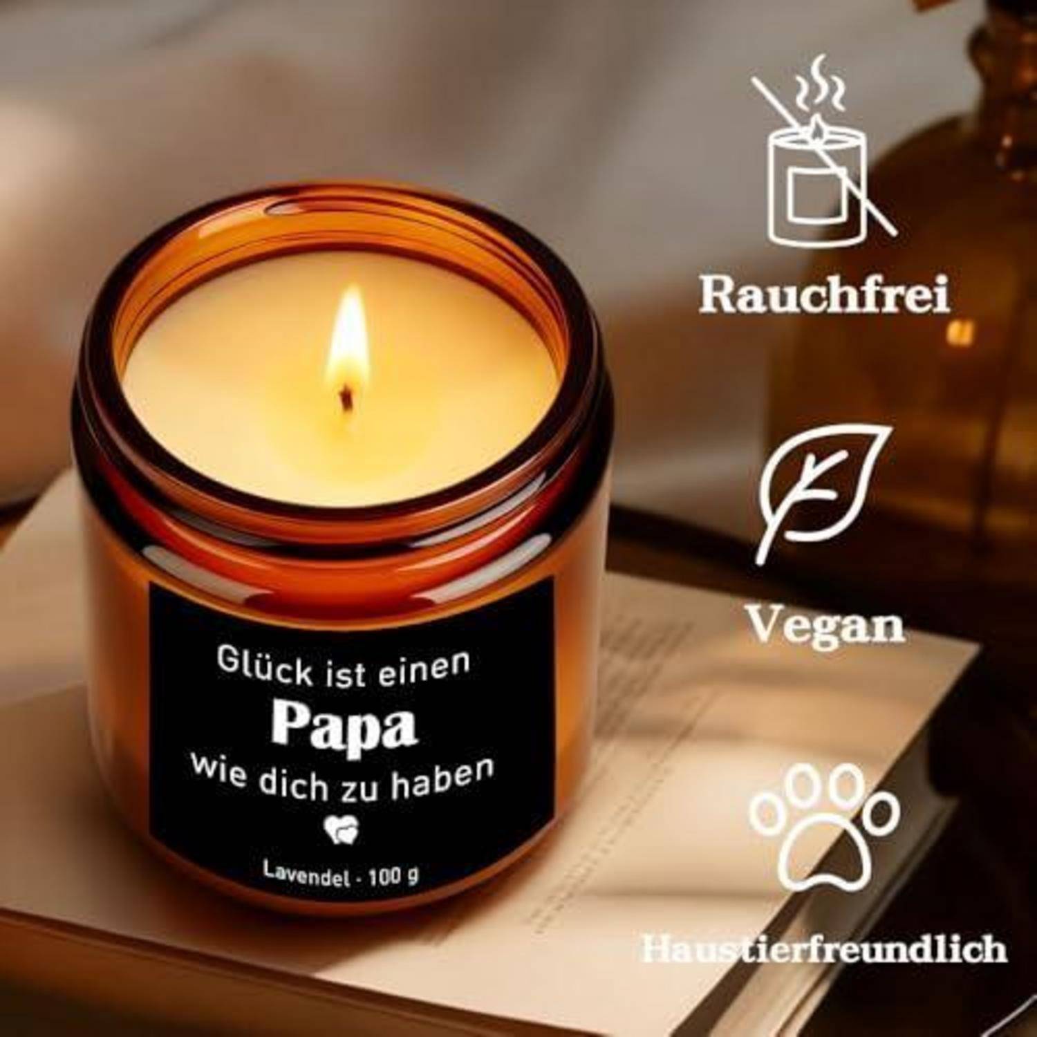 Beleuchtete bernsteinfarbene Kerze mit der Aufschrift „Glück ist einen Papa wie dich zu haben" mit Lavendelduft; Symbole zeigen rauchfrei, vegan und tierfreundlich.