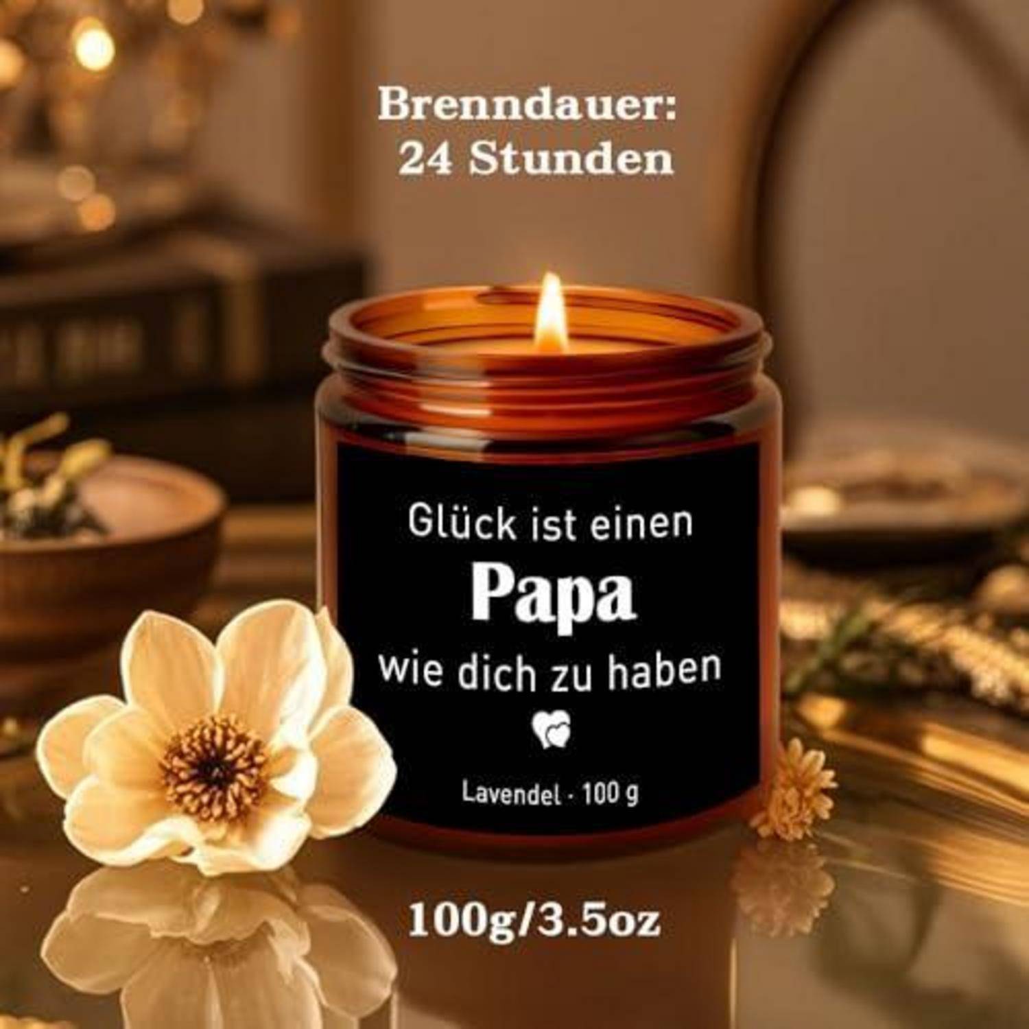 Lavendelkerze in einem Glas mit der Aufschrift „Glück ist einen Papa wie dich zu haben"; Text besagt Brenndauer 24 Stunden, 100 g/3,5 oz.